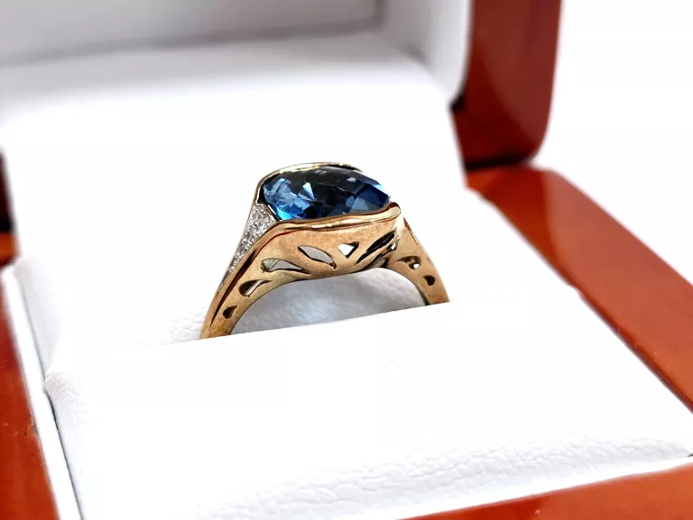 zloty-pierscionek-z-diamentami-oraz-topazem-pr333-r11-waga-232