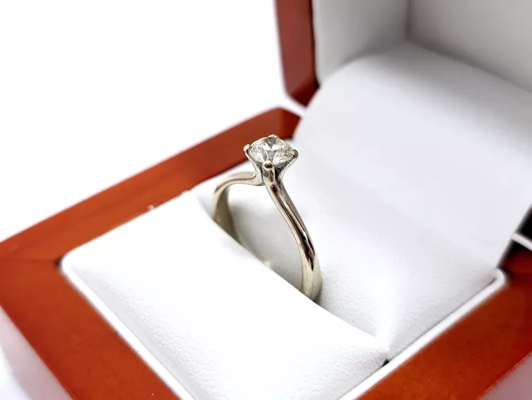 zloty-pierscionek-z-diamentem-051ct-pr585-r11-material-15835-2