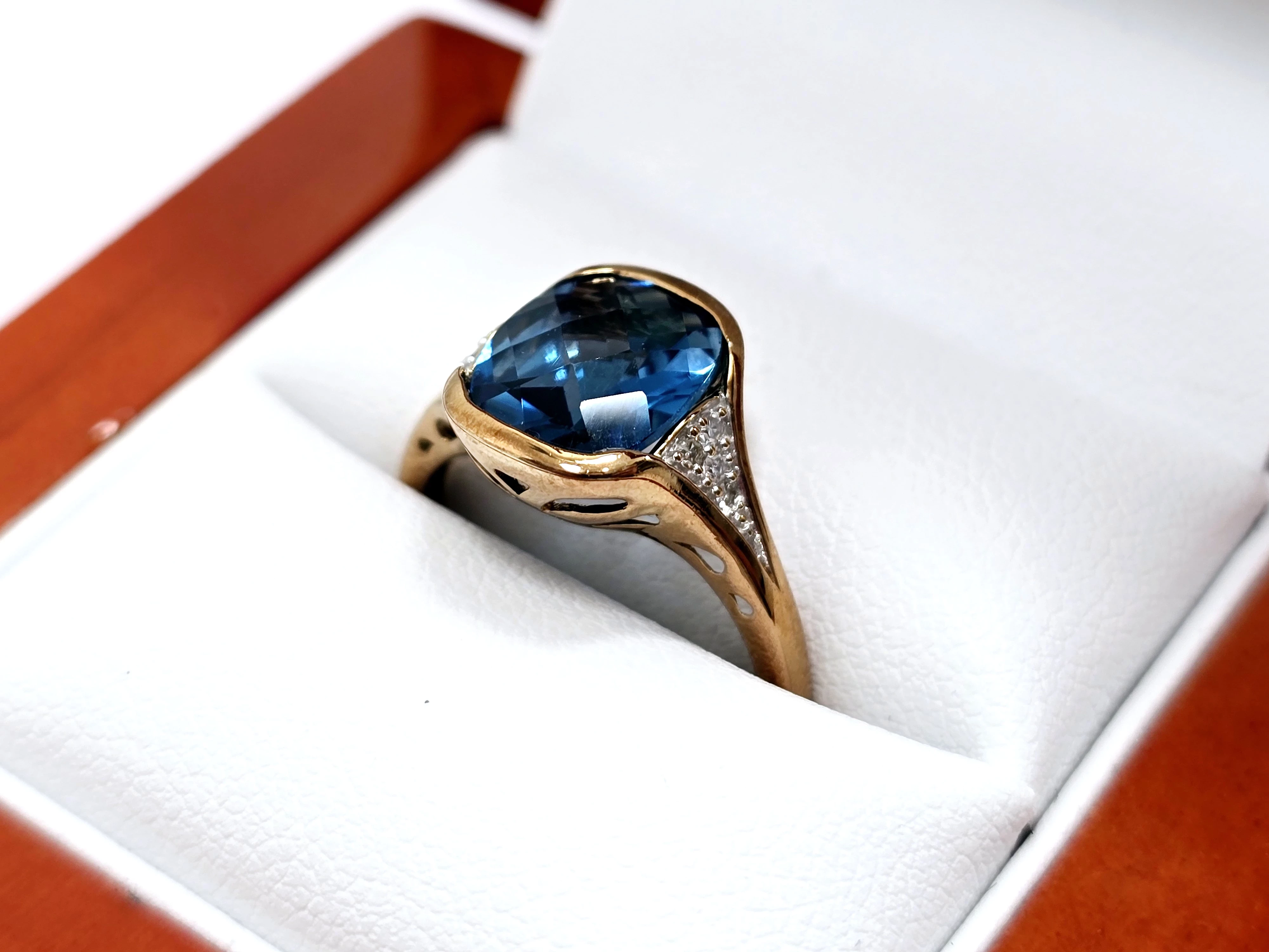 zloty-pierscionek-z-diamentami-oraz-topazem-pr333-r11-material-15835-2