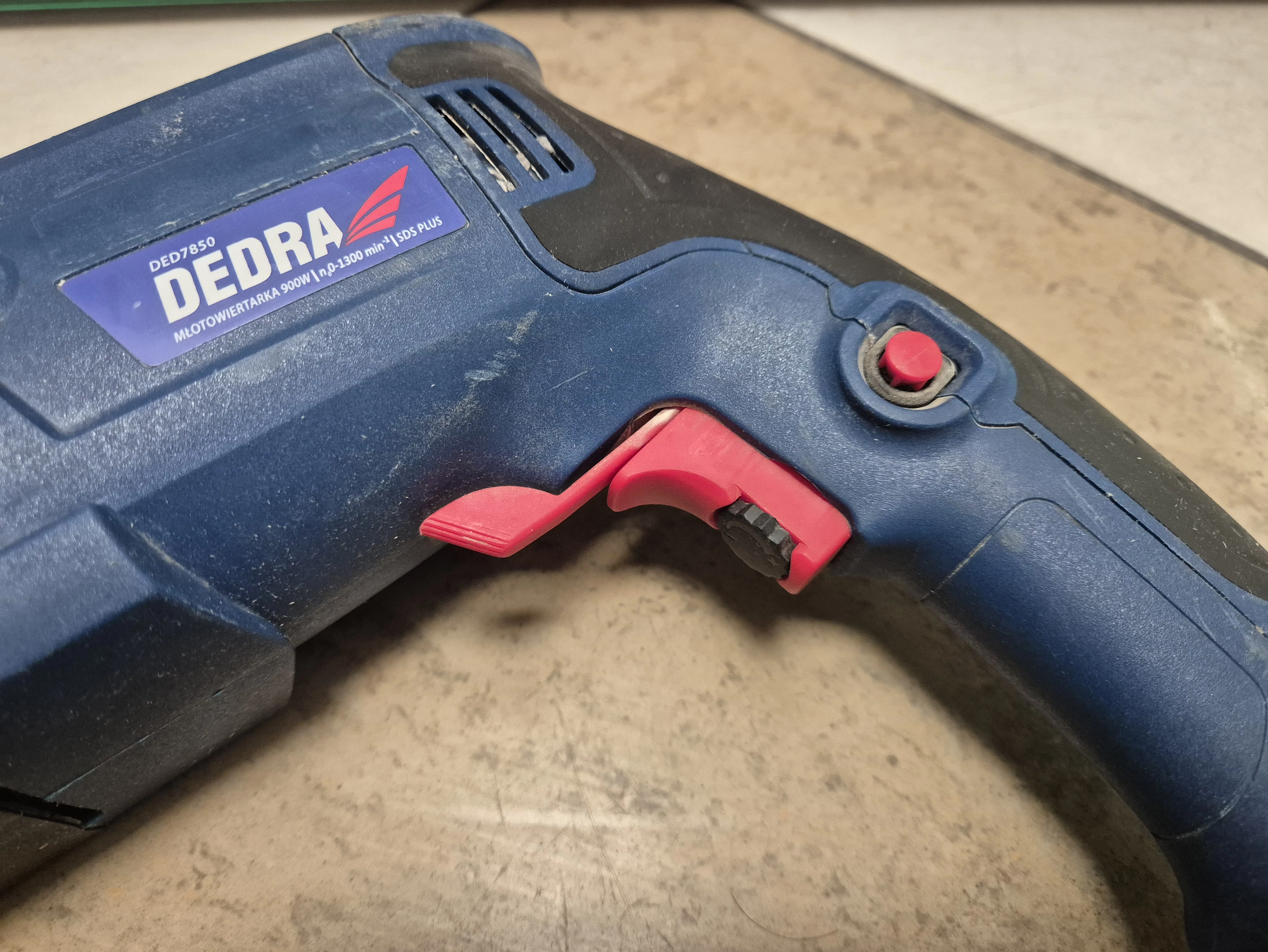 mlotowiertarka-dedra-ded-900-walizka-energia-udaru-320