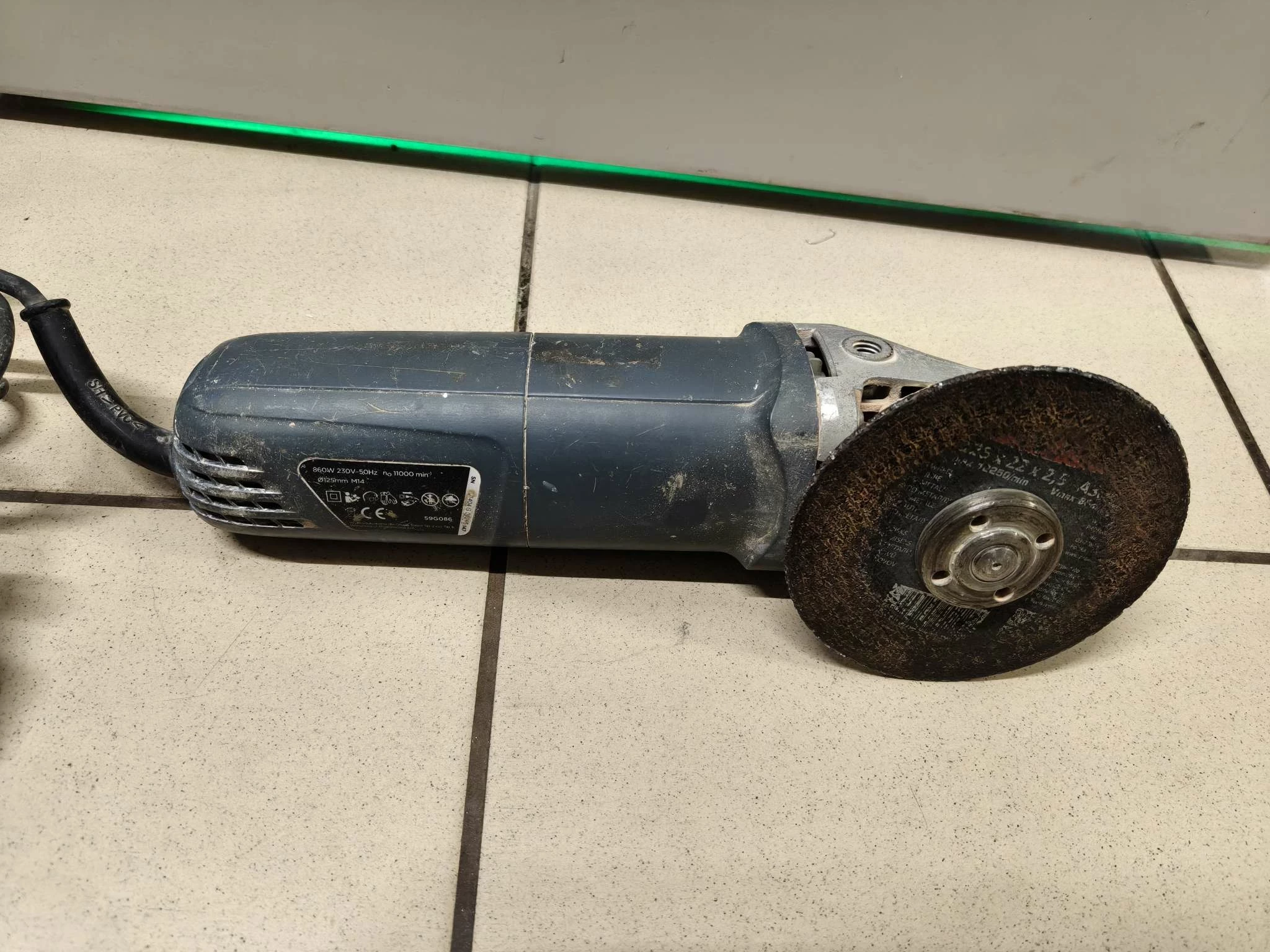 szlifierka-katowa-sieciowe-graphite-860w-230v-maksymalna-moc-86000