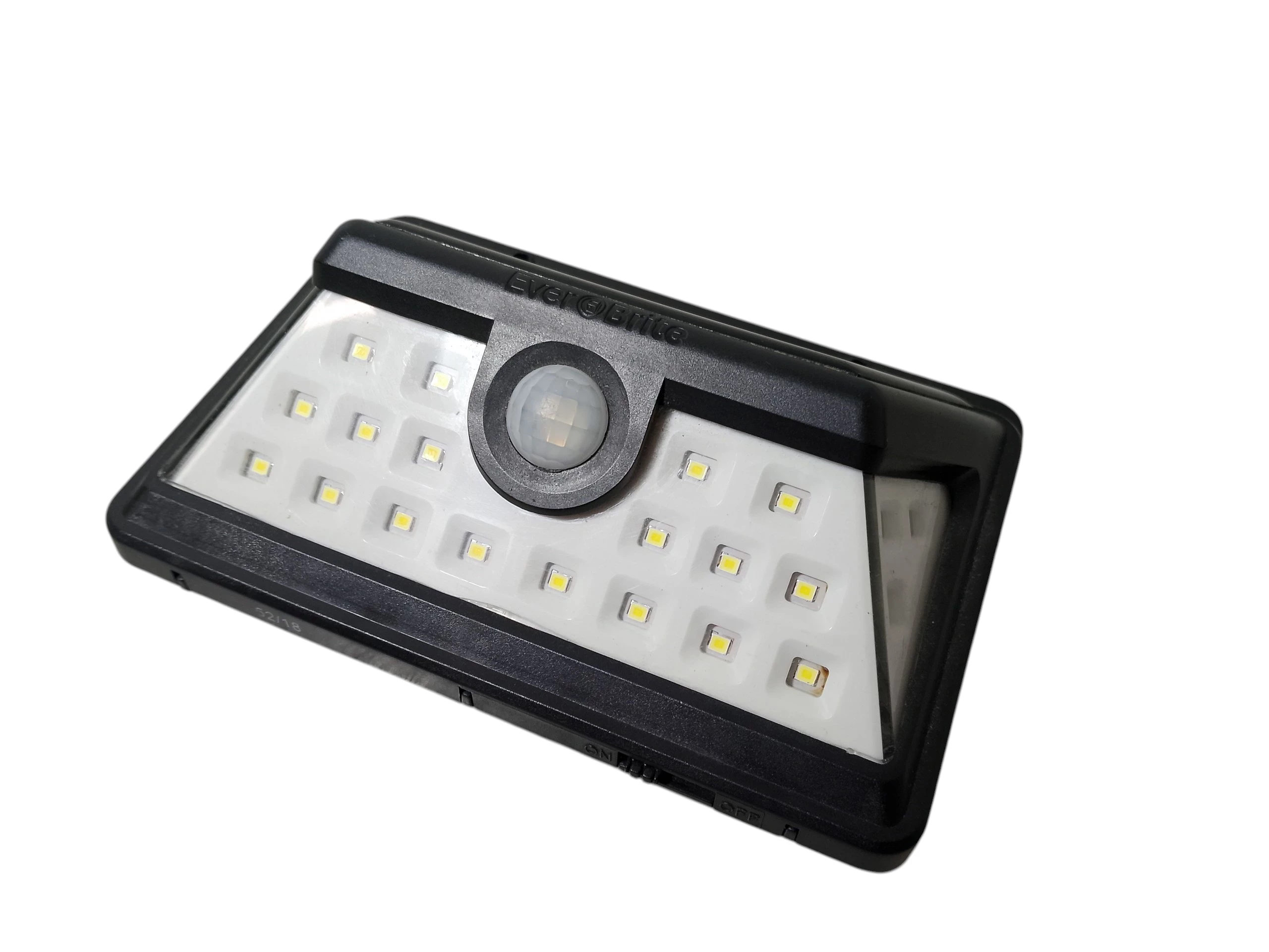 lampa-scienna-z-czujnikiem-ruchu-1-maja-7a-makow-mazowiecki