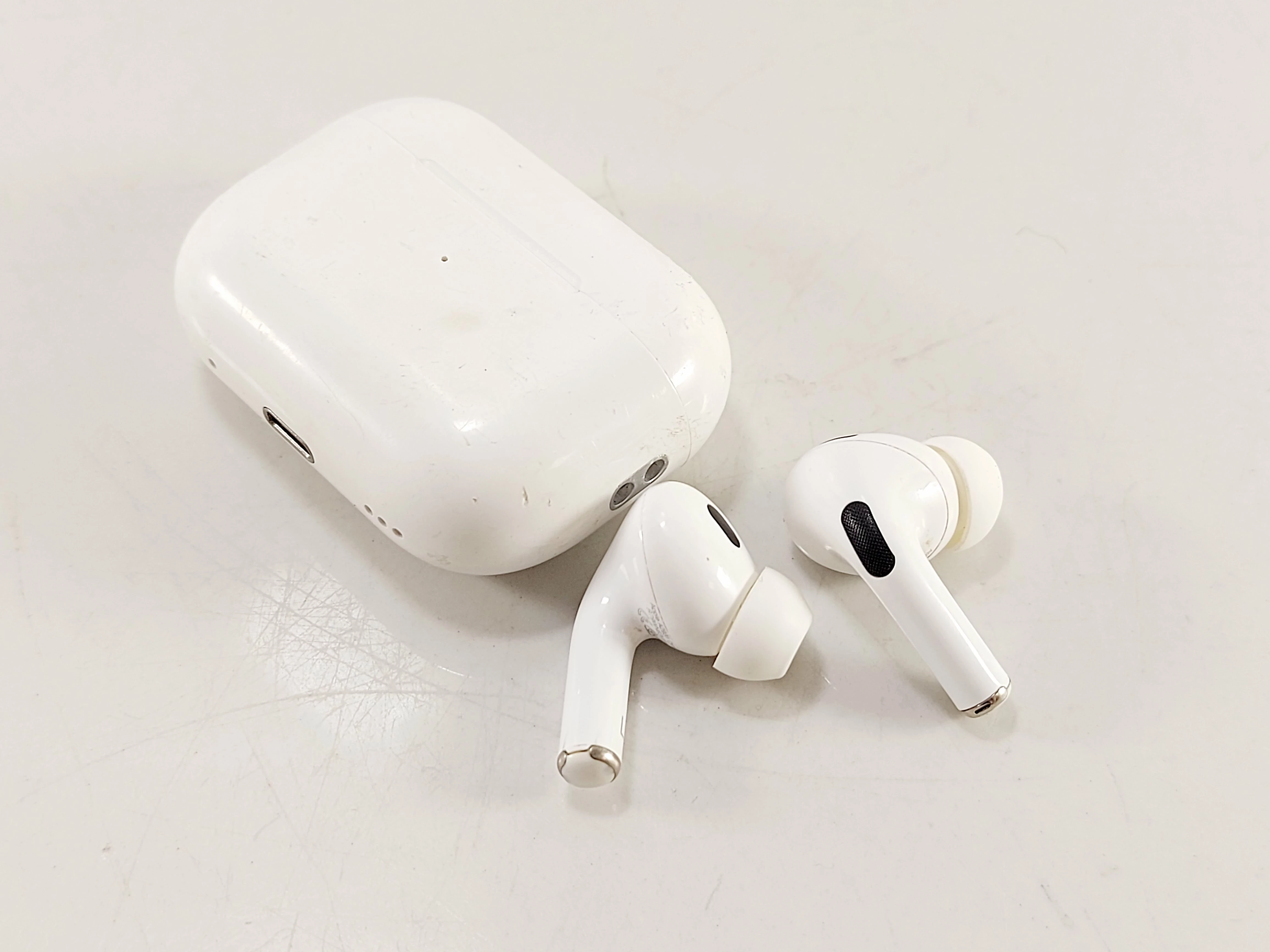 sluchawki-airpods-a2700-starolecka-63-poznan-x