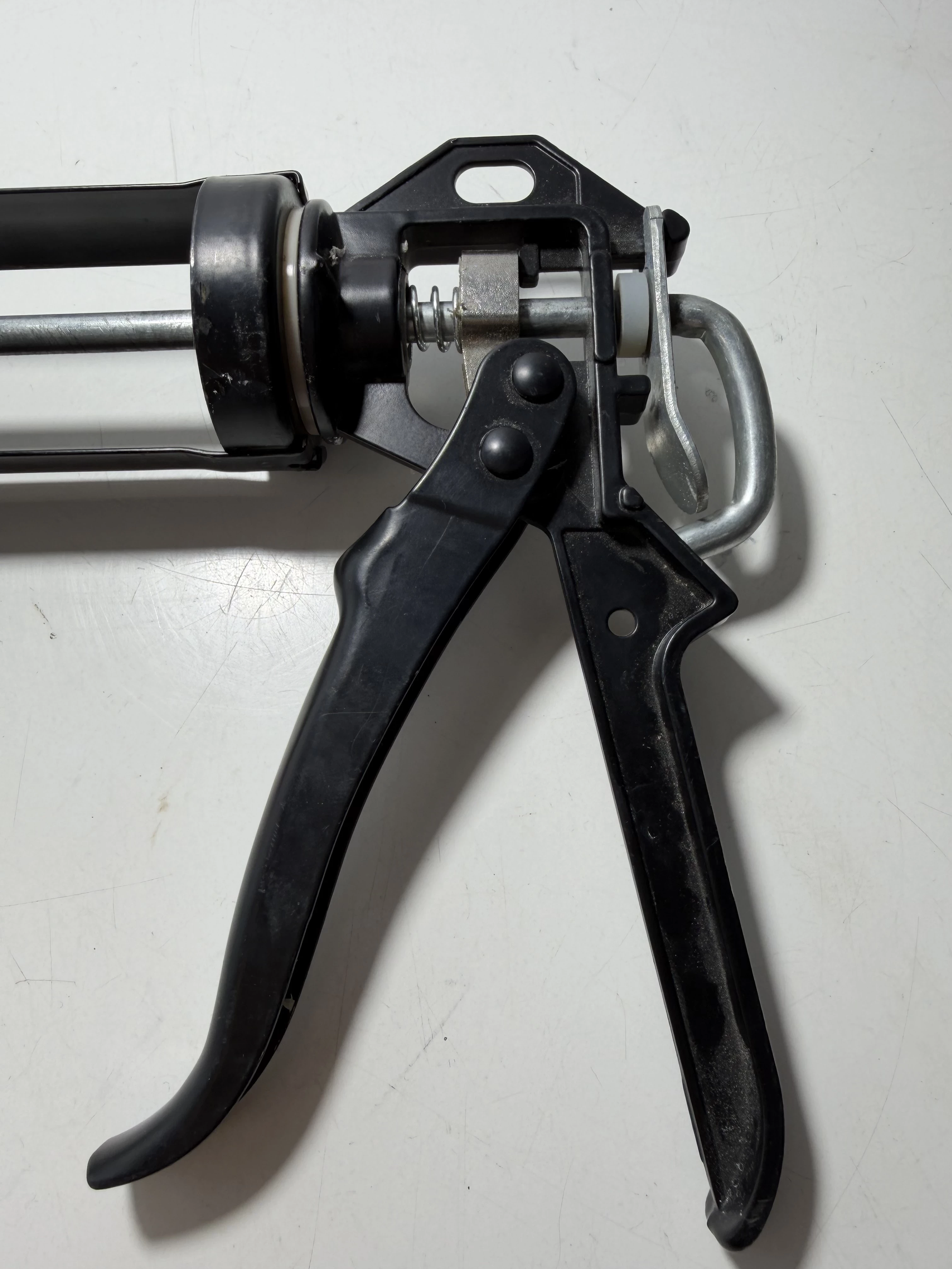 pistolet-do-silikonu-czarny-stan-11323-2