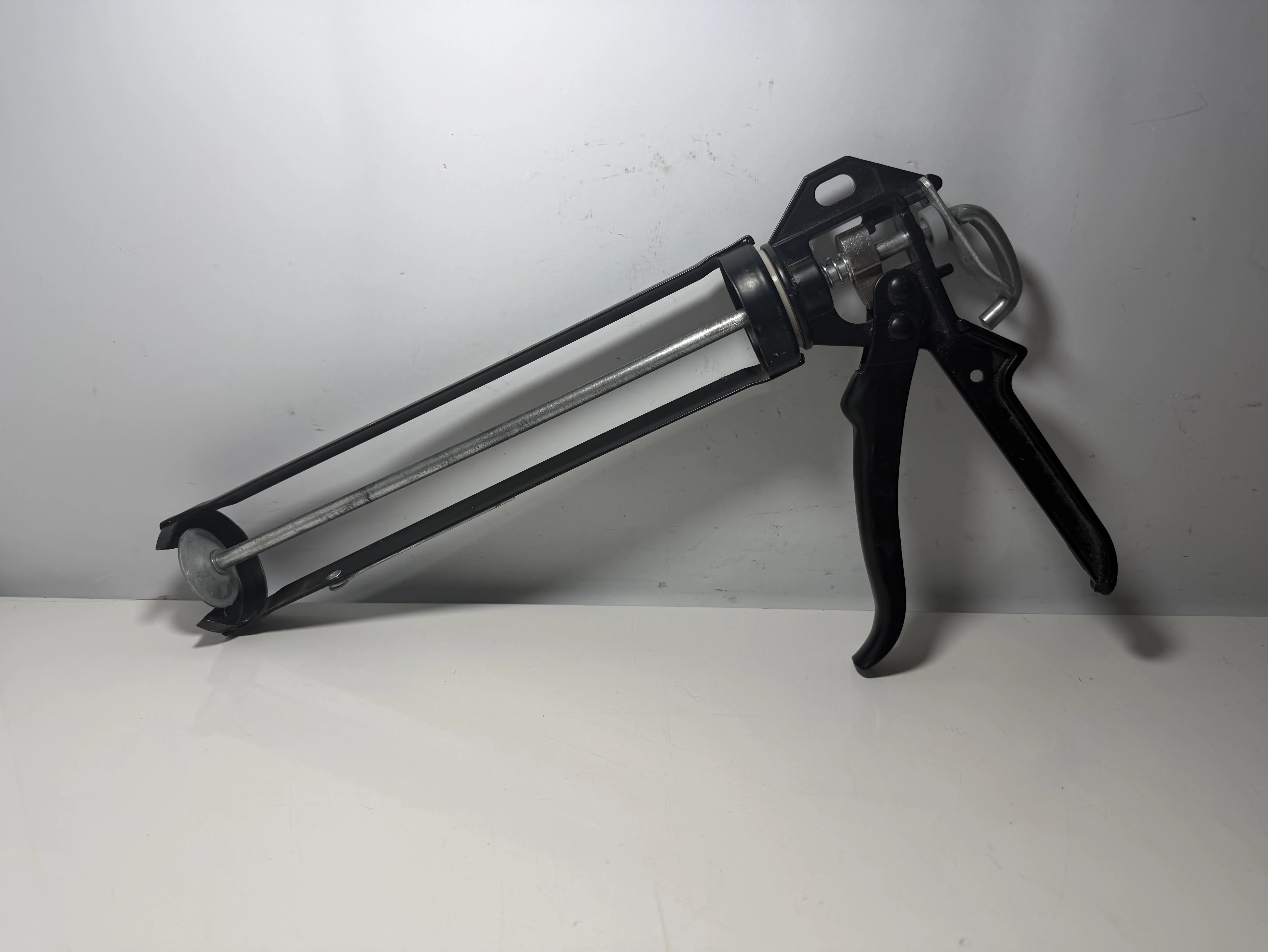 pistolet-do-silikonu-czarny-armii-krajowej-38-tczew