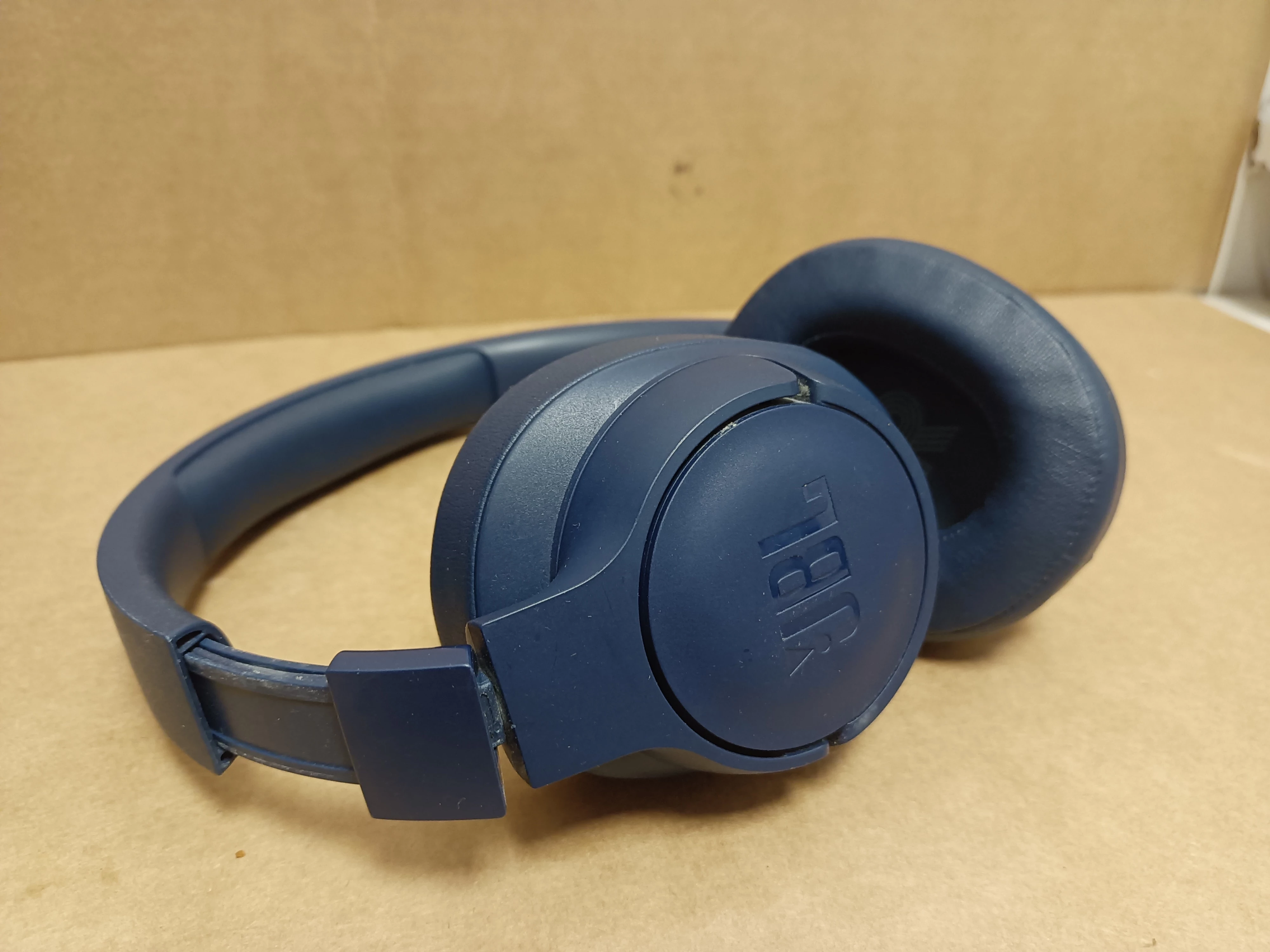 sluchawki-jbl-tune-720-bt-stan-11323-2