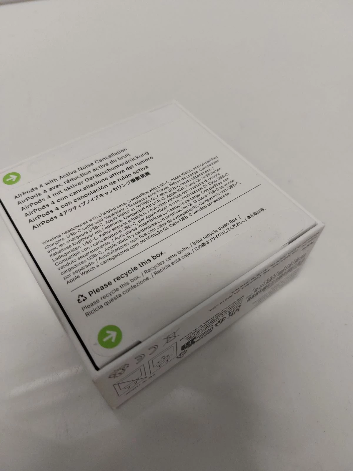 sluchawki-douszne-apple-airpods-4-anc-a3056-gw-kolor-dominujacy-129357-2