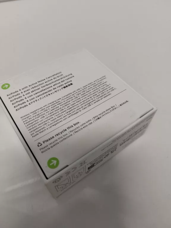 sluchawki-douszne-apple-airpods-4-anc-a3056-gw-kolor-dominujacy-129357-2