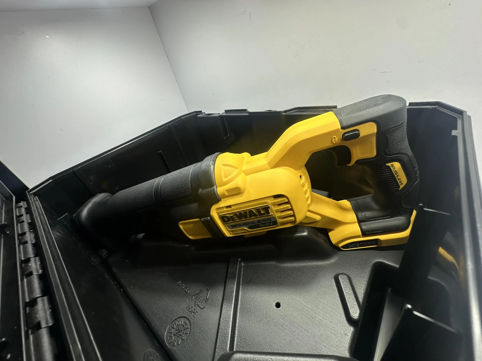 dewalt-dcs389nt-pila-szablasta-stan-11323-2