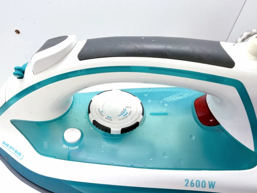 zelazko-mpm-mze-15-bialo-niebieskie-moc-260000