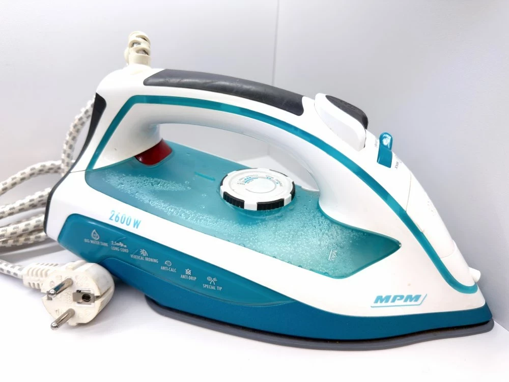 zelazko-mpm-mze-15-bialo-niebieskie-stan-11323-2