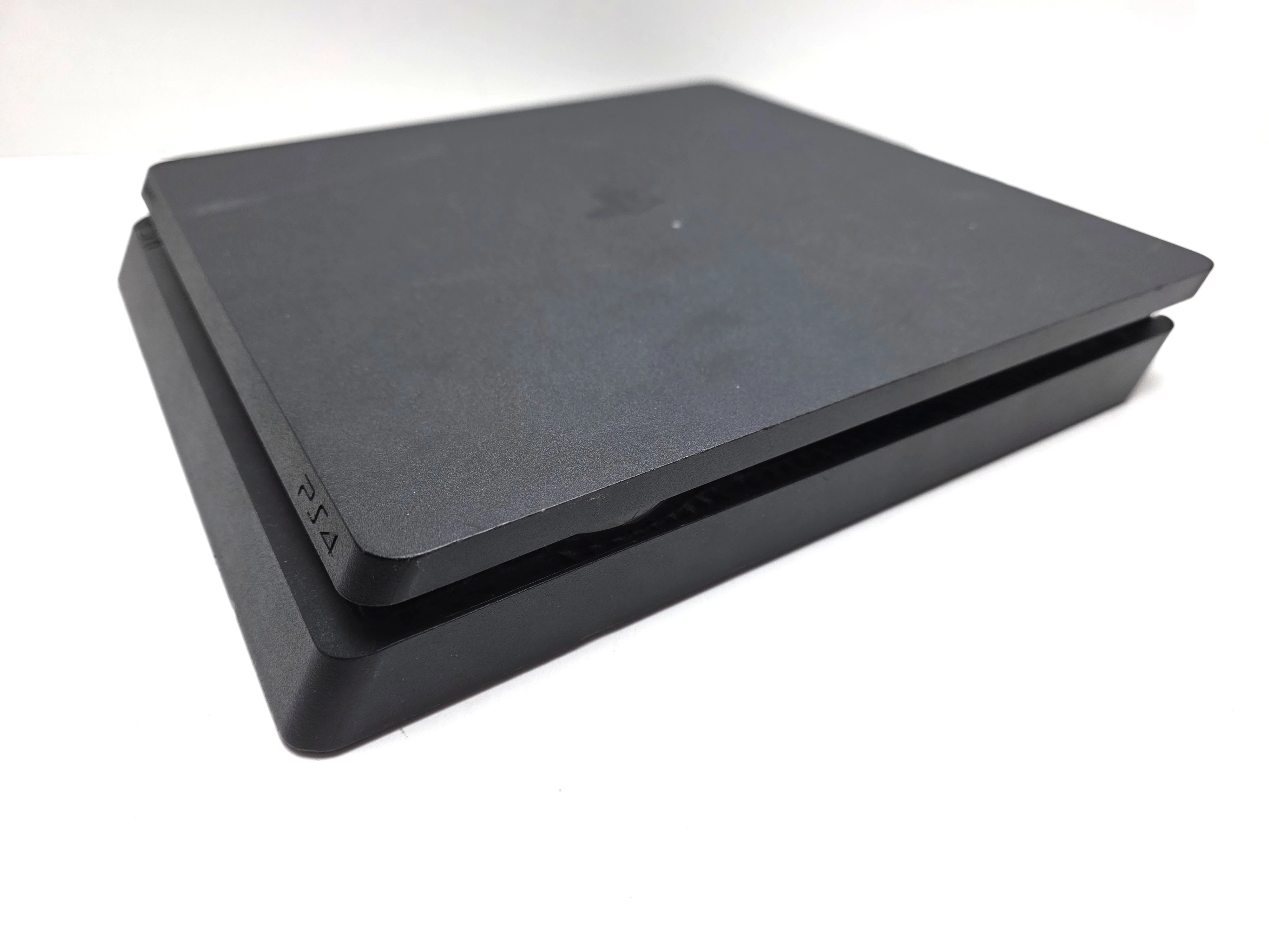 konsola-ps4-slim-1tb-pad-wersja-130590-2