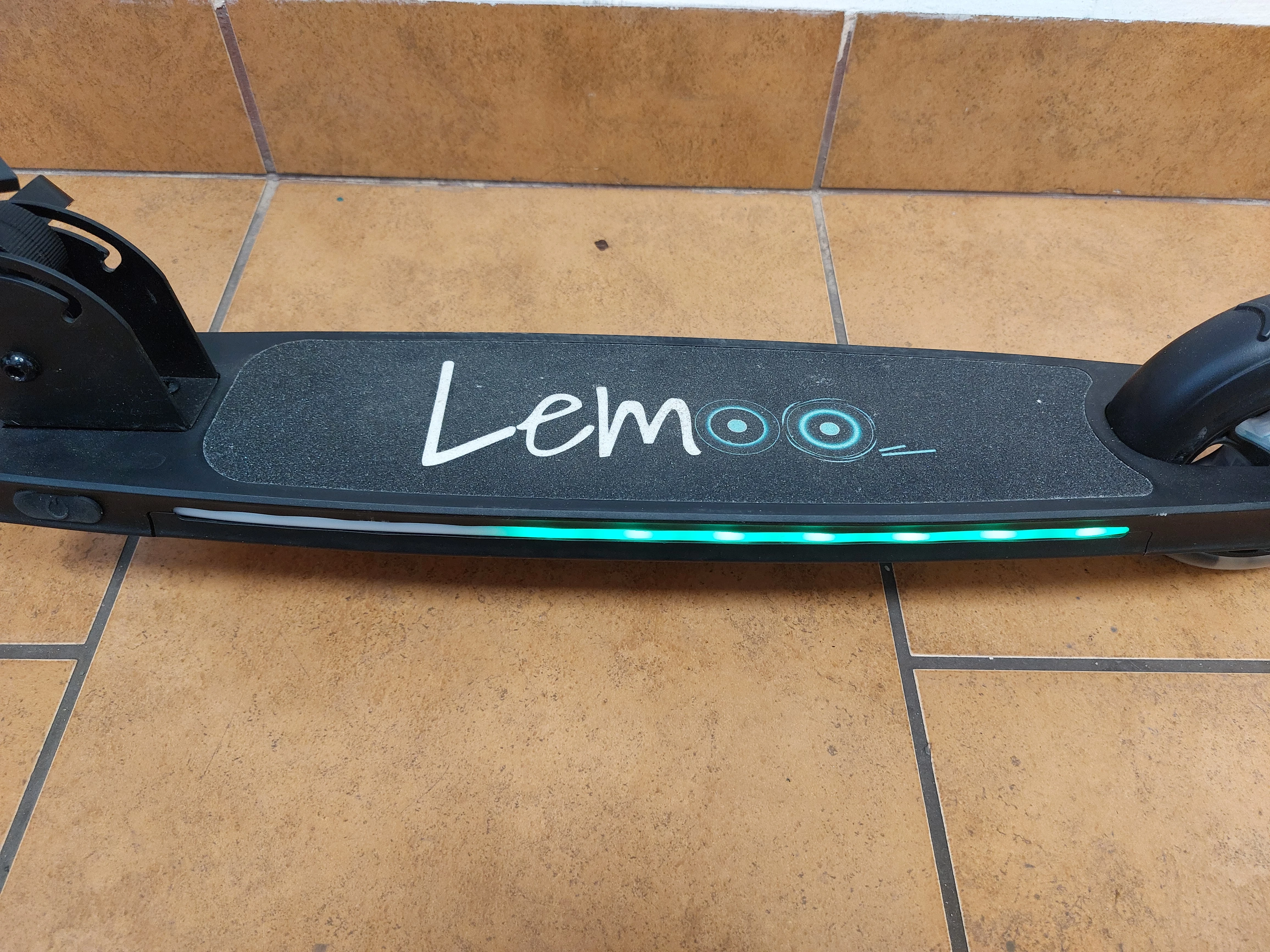 hulajnoga-dwukolowa-lemoo-led-swiecacy-podest-i-kola-ean-gtin-5907190310085