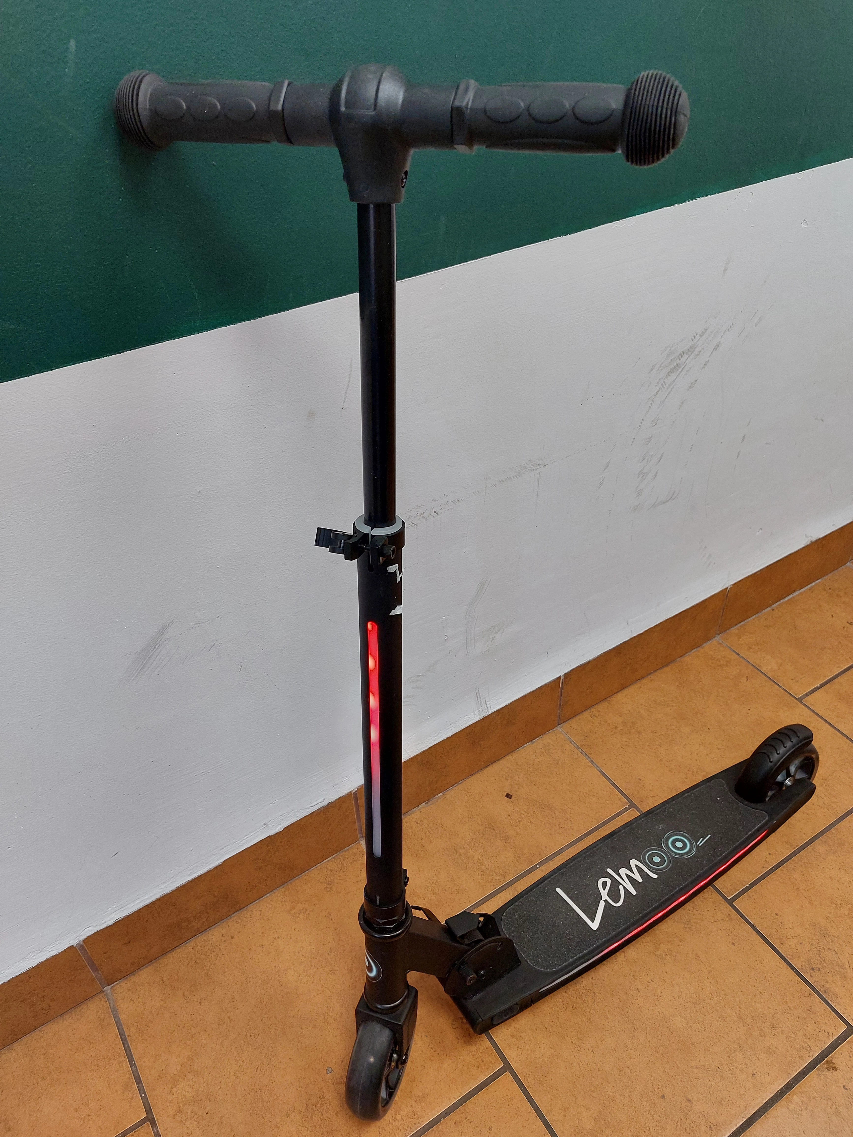 hulajnoga-dwukolowa-lemoo-led-swiecacy-podest-i-kola-kod-producenta-s120