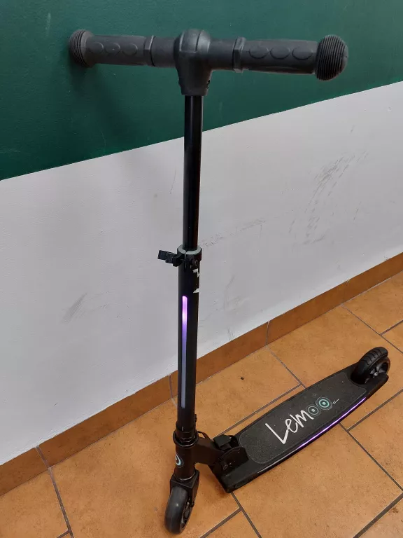 hulajnoga-dwukolowa-lemoo-led-swiecacy-podest-i-kola-stan-11323-2