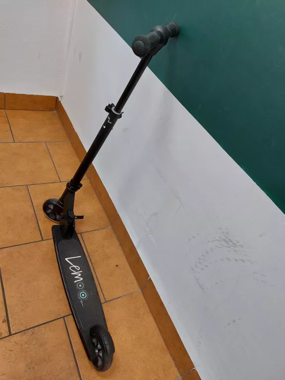 hulajnoga-dwukolowa-lemoo-led-swiecacy-podest-i-kola-rodzaj-9541-2