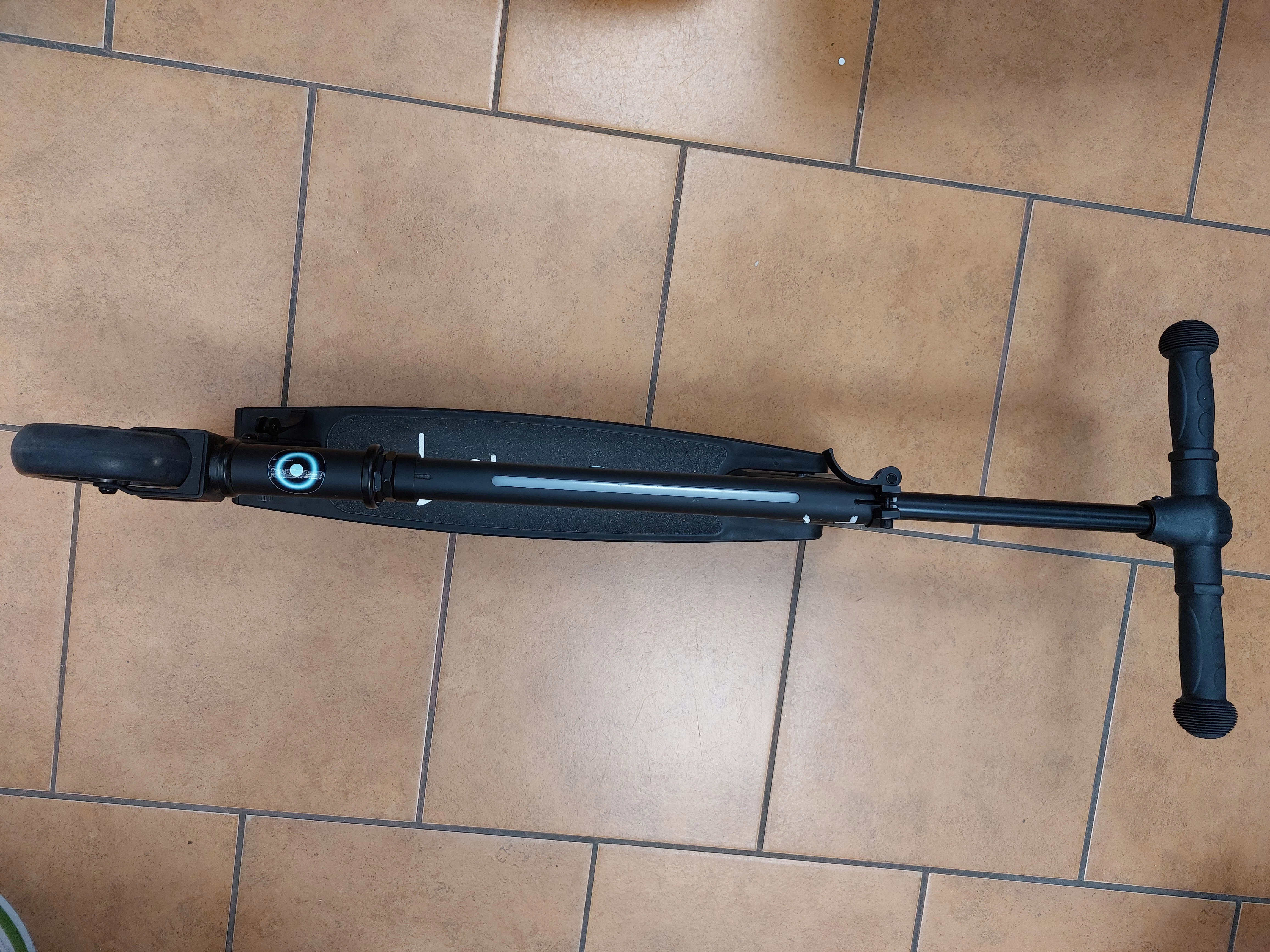 hulajnoga-dwukolowa-lemoo-led-swiecacy-podest-i-kola-kolor-9308-4194304