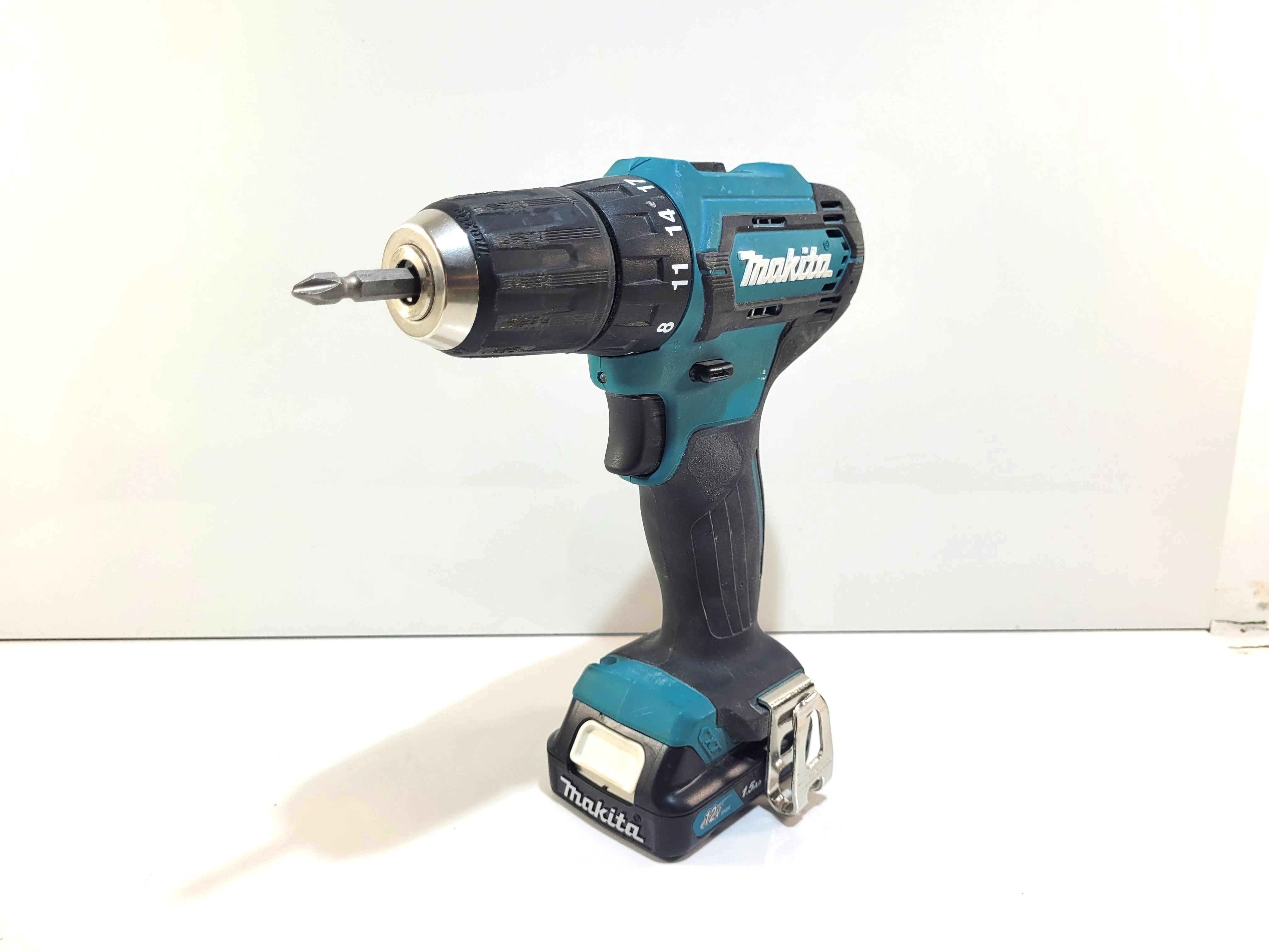 wkretarka-makita-df333d-walizka-akumulator-ladowarka-pojemnosc-akumulatora-150