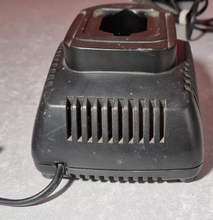 ladowarka-dewalt-de9118-stan-11323-2