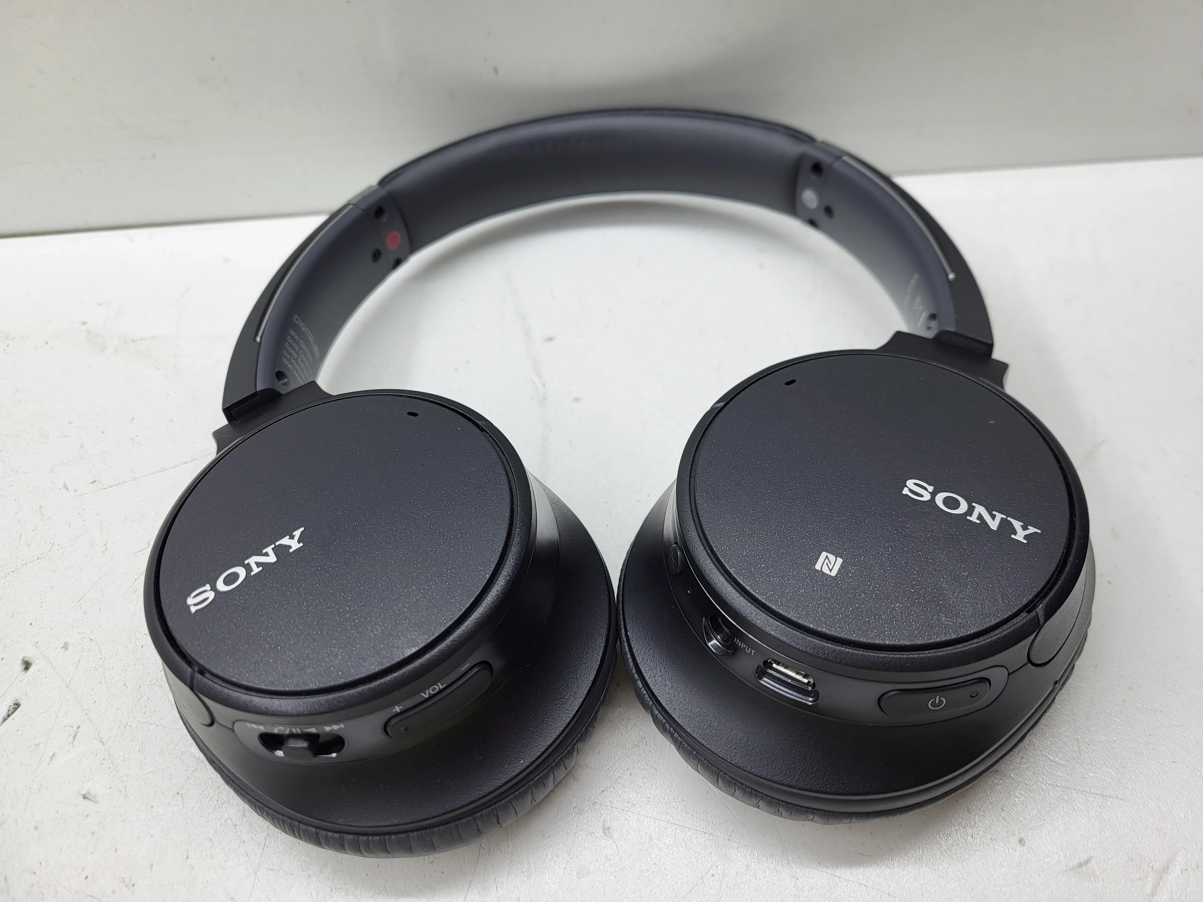 nauszne-sluchawki-bezprzewodowe-sony-wh-ch700-ean-gtin-4548736070387