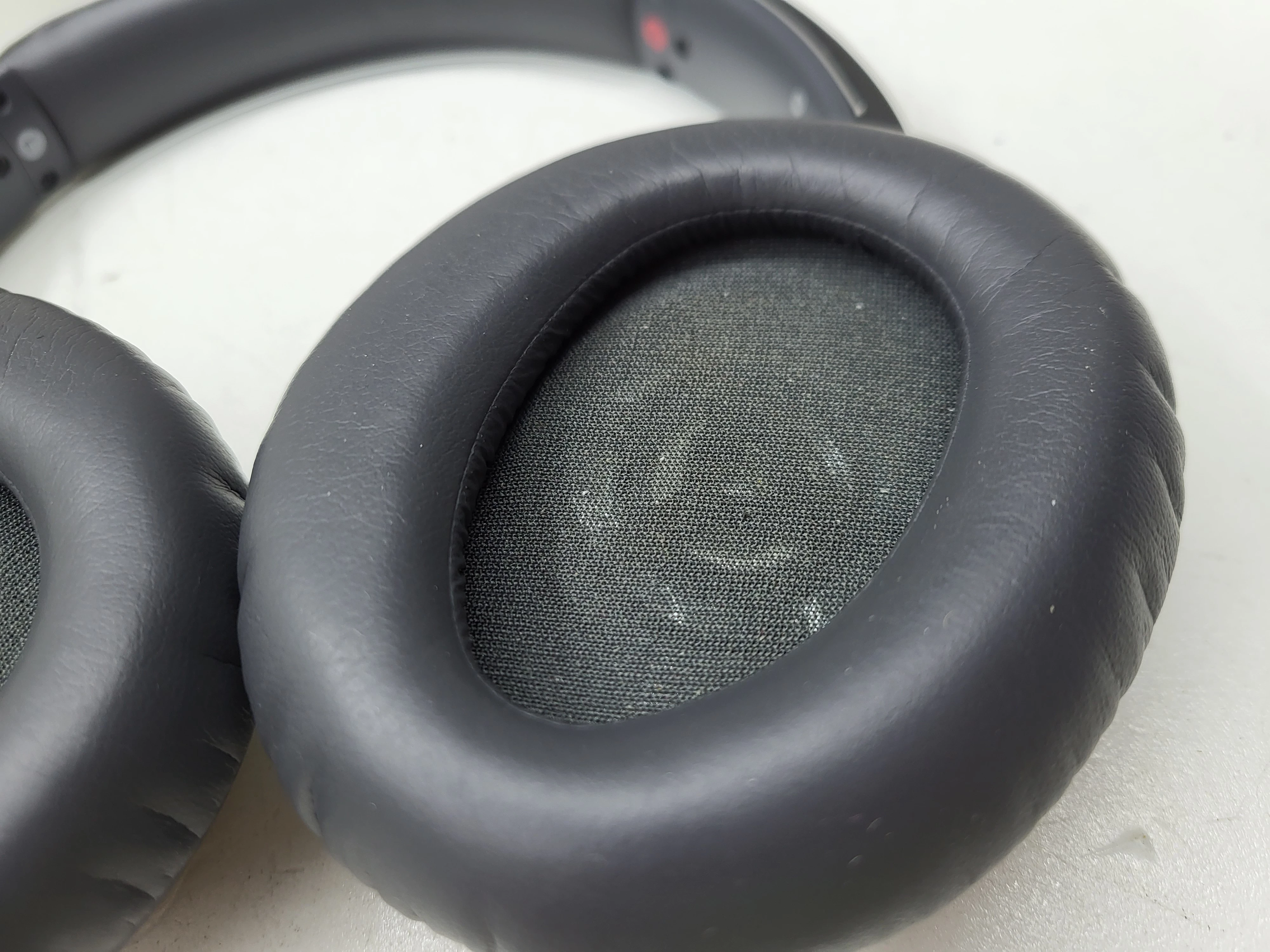 nauszne-sluchawki-bezprzewodowe-sony-wh-ch700-material-203673-217721