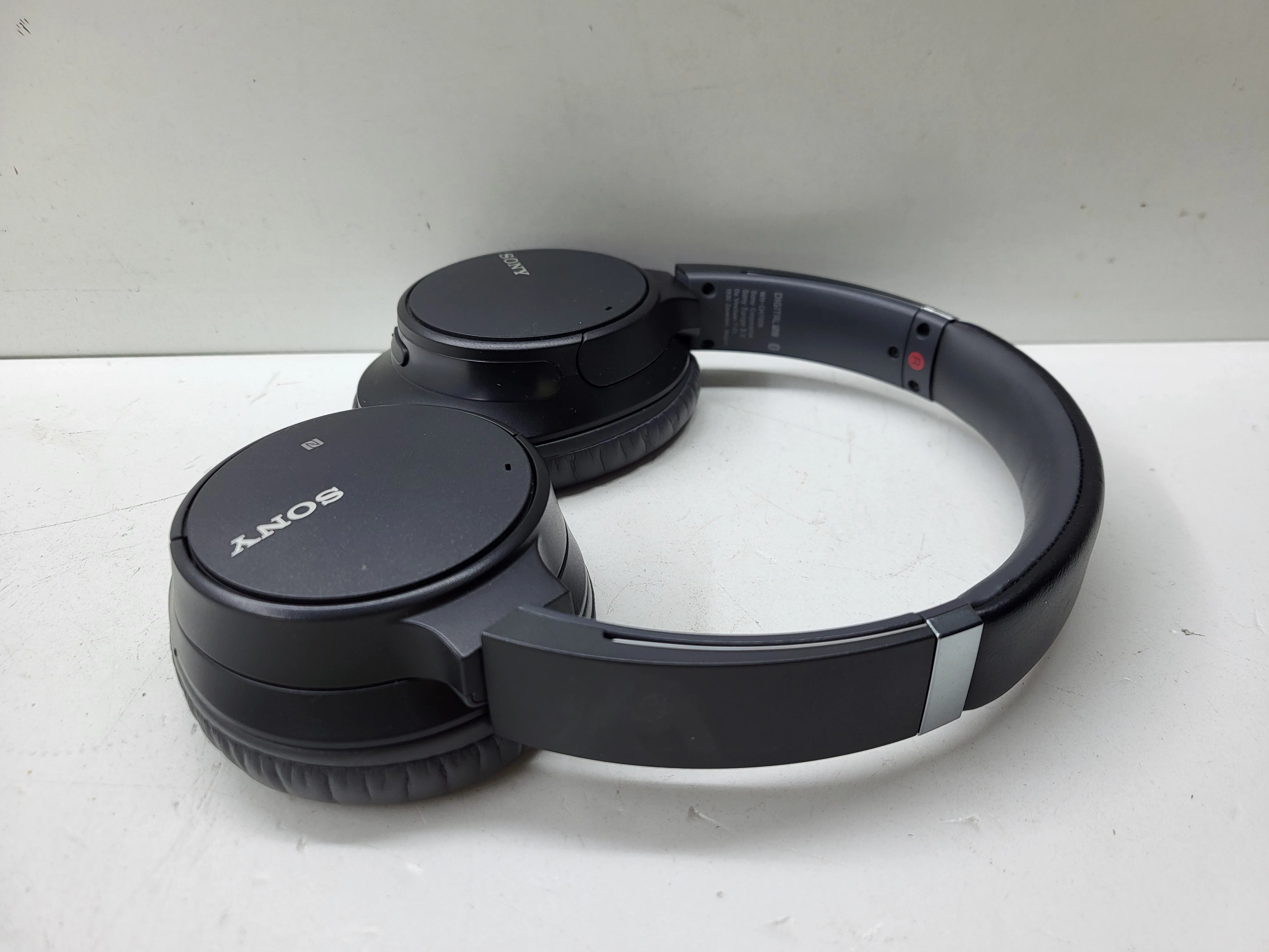 nauszne-sluchawki-bezprzewodowe-sony-wh-ch700-kod-producenta-whch700nbce7