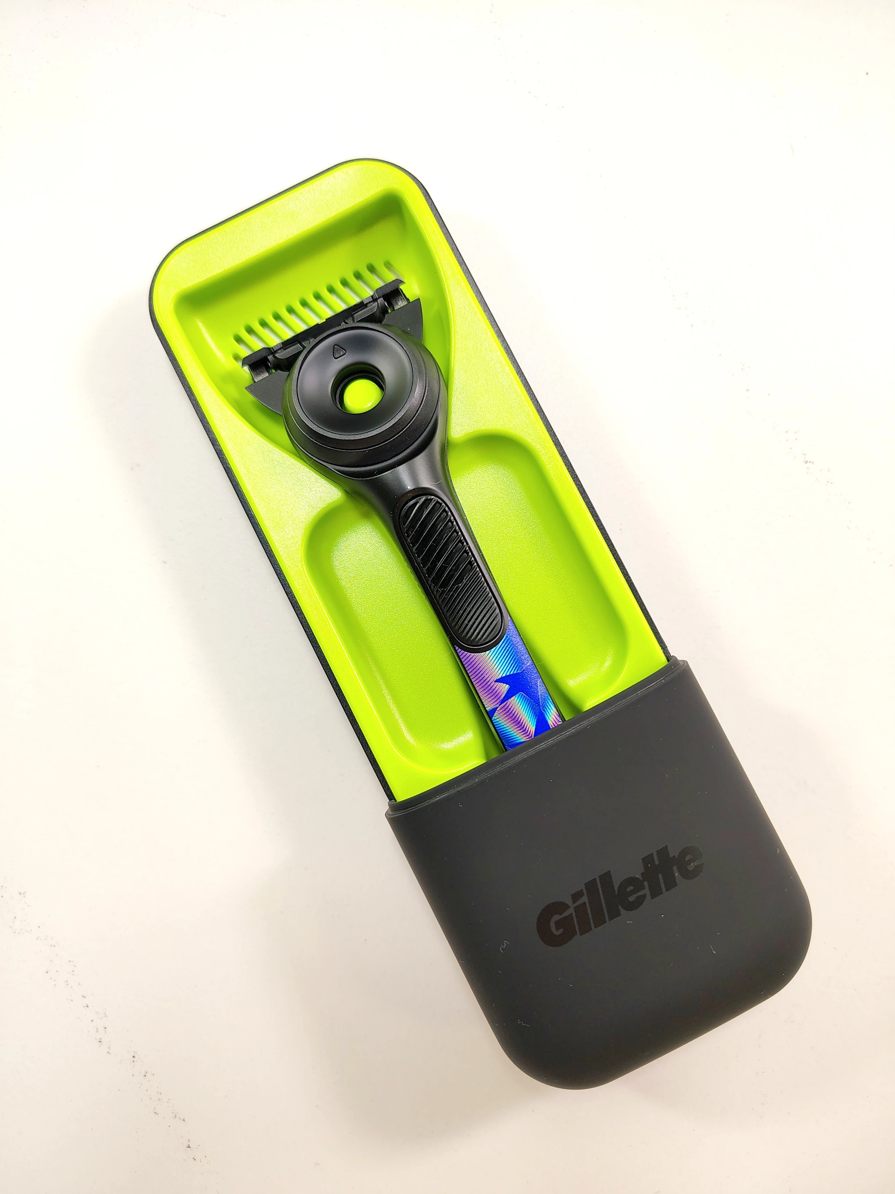 maszynka-gillette-labs-uefa-z-2-wkladami-i-podroznym-etui-limited-edition-ean-gtin-8700216942584