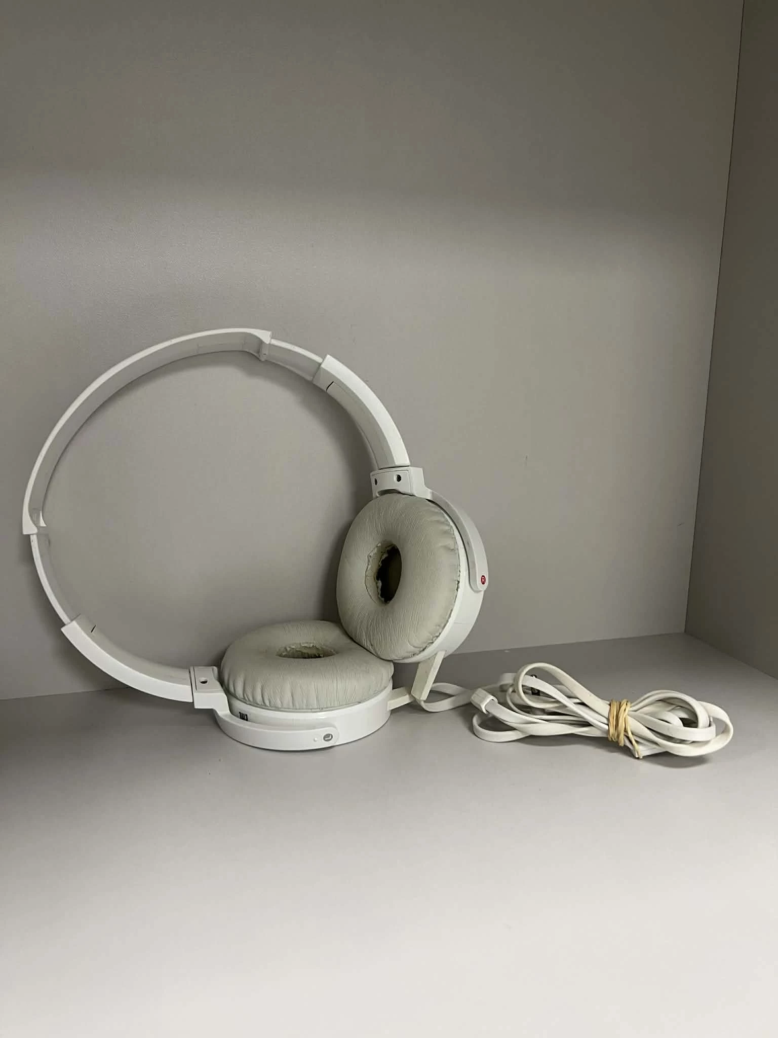 sluchawki-nauszne-przewodowe-sony-kolor-dominujacy-129357-2