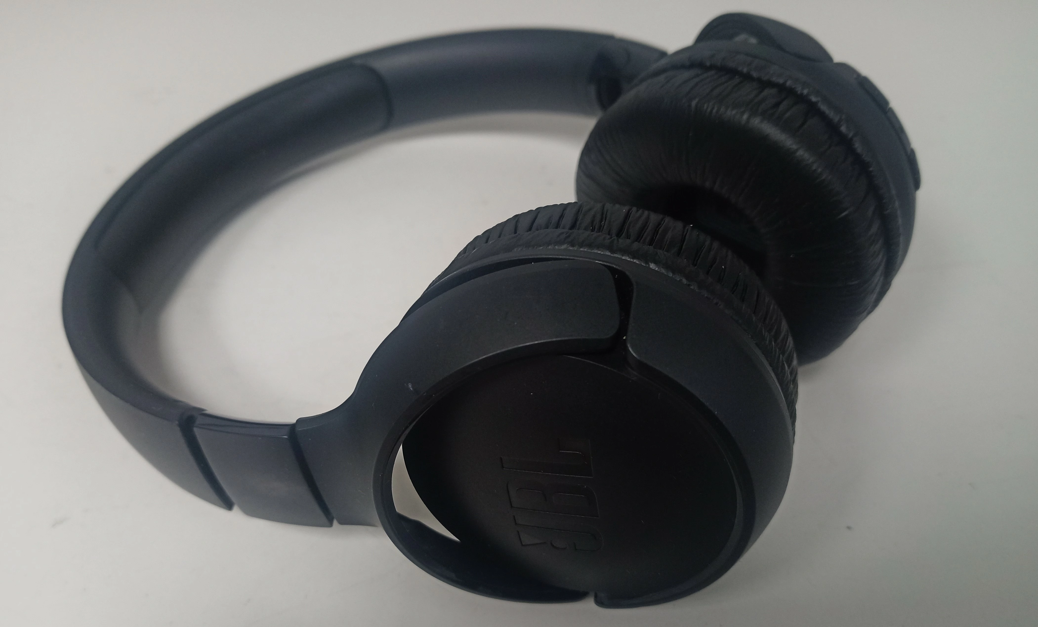 sluchawki-jbl-tune-520bt-pudelko-transmisja-sygnalu-203713-217785