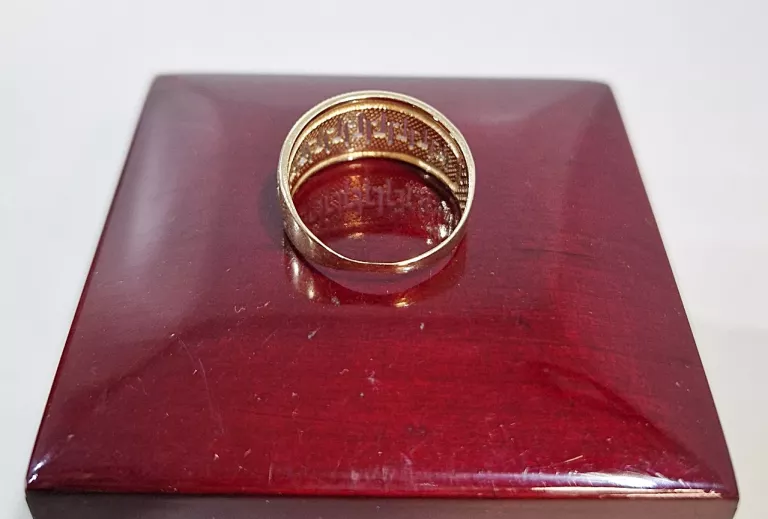 nietypowy-zloty-pierscionek-292g-r15-material-15835-2
