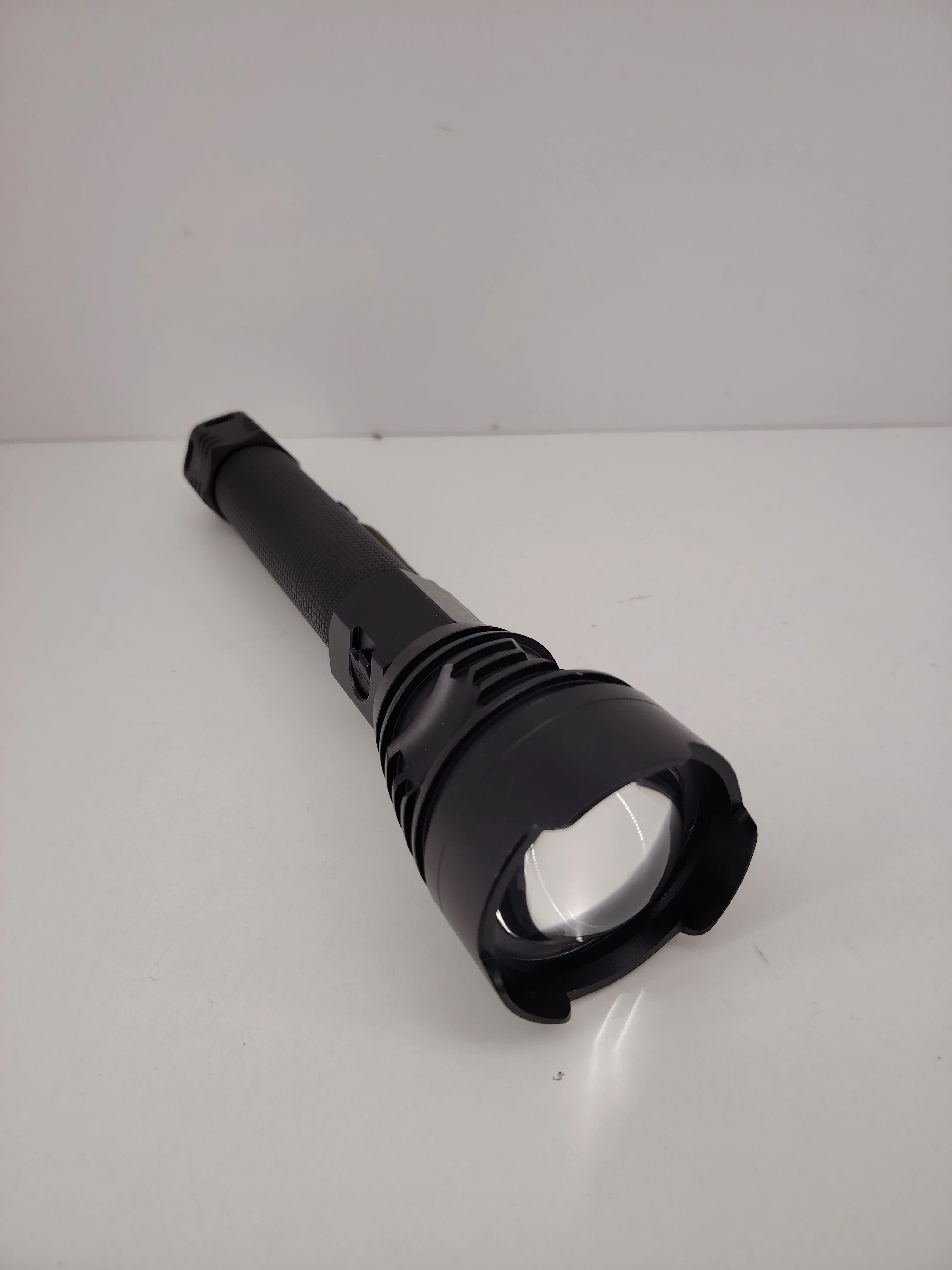 latarka-akumulatorowa-taktyczna-wojskowa-xrg-3000-zoom-thrower-3000-lumeno-ean-gtin-6970422012223