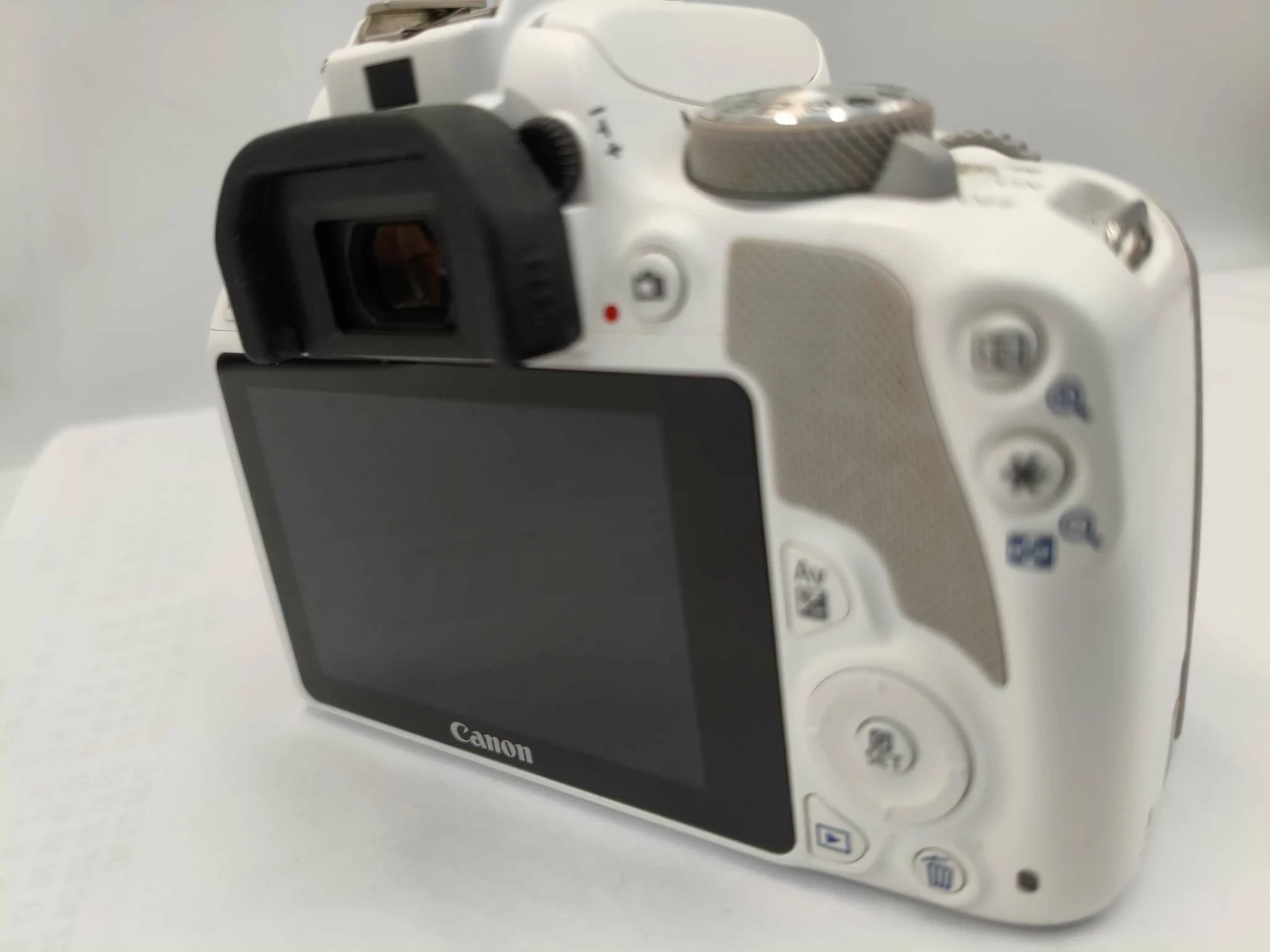 canon-eos100d-bialy-obiektyw-canon-18-552xbateriasd-16gbladowarka-w-zestawie-814-1