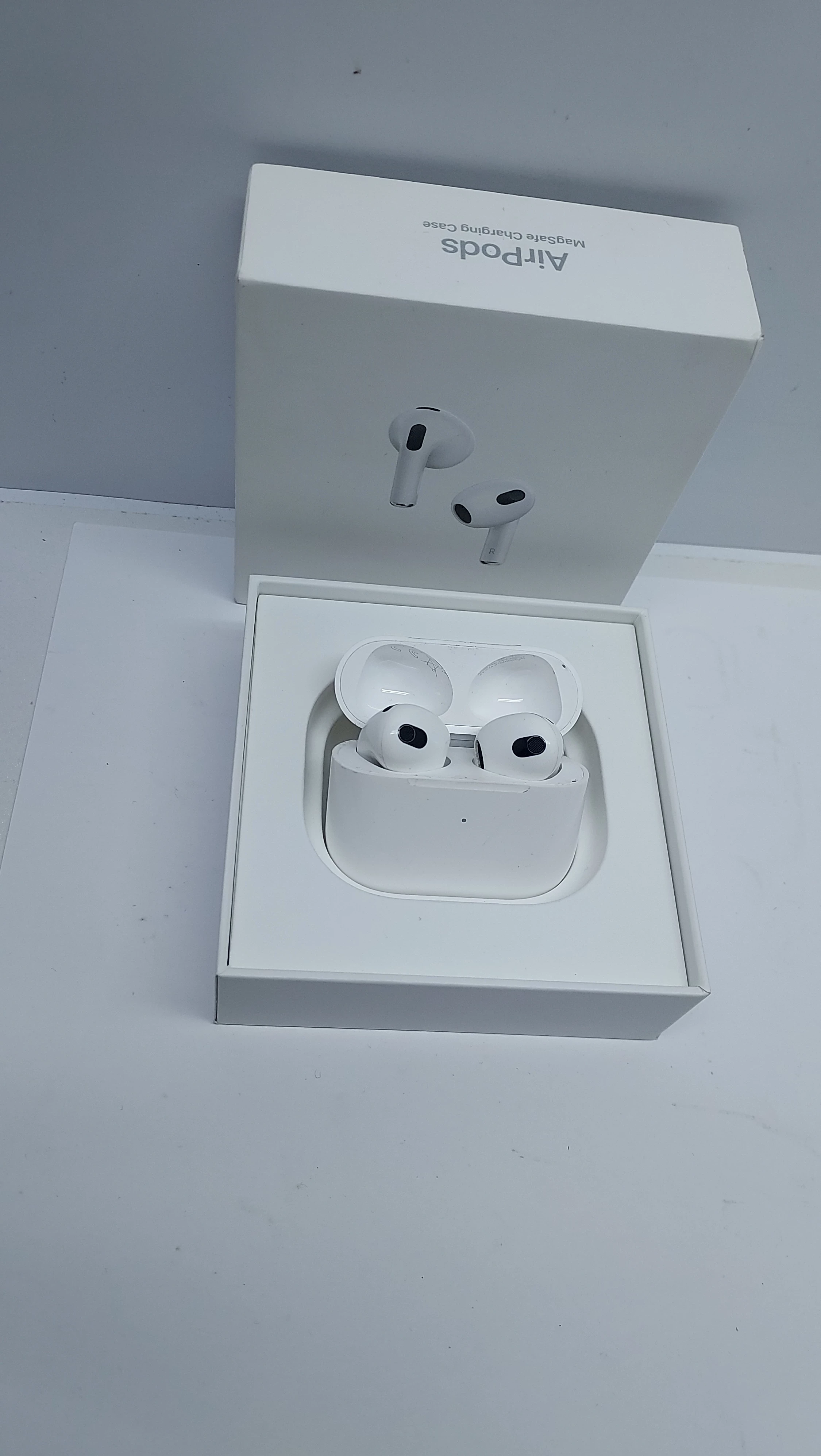 sluichawki-airpods-mke73zm-kolor-dominujacy-129357-2