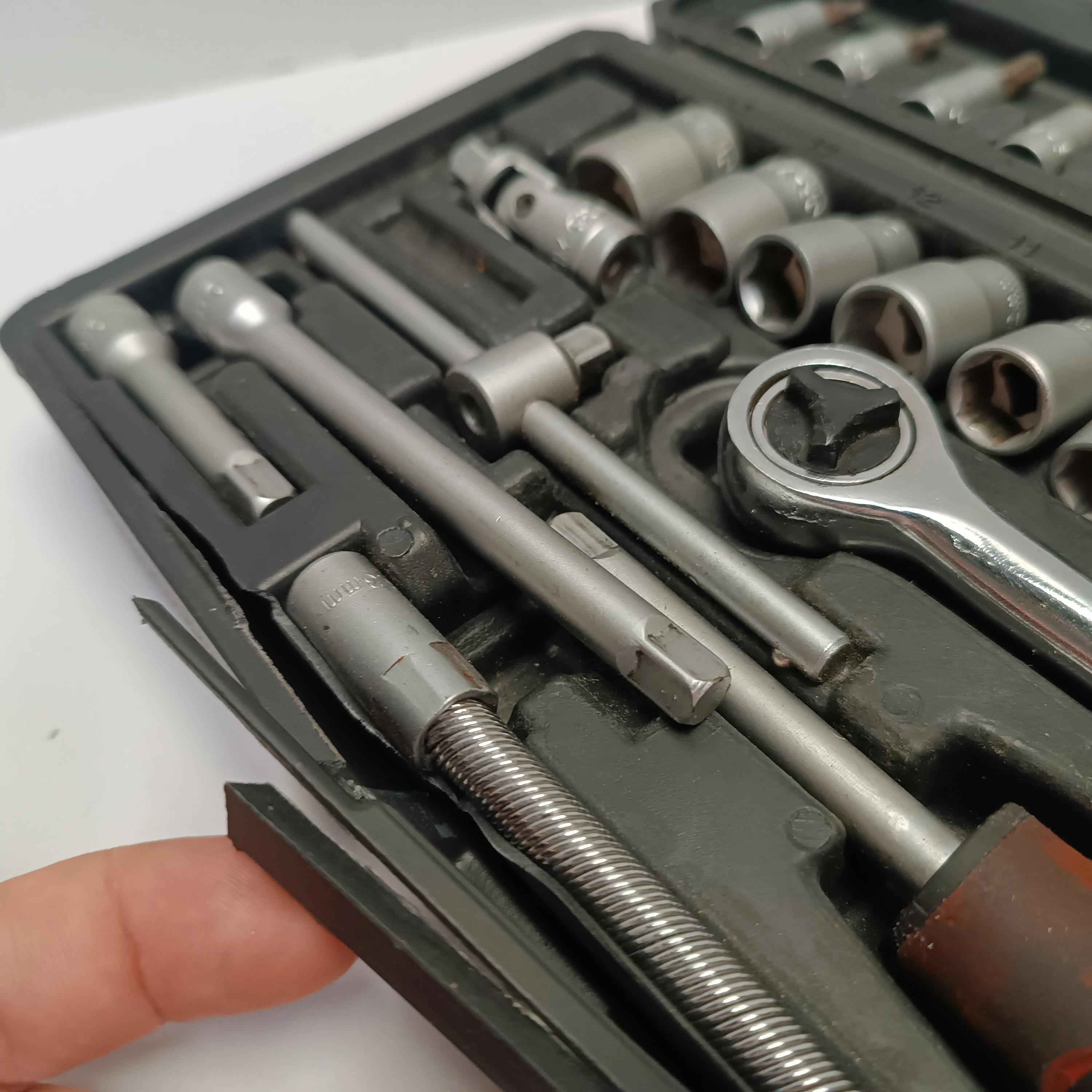 zestwa-kluczy-nasadkowych-z-grzechotka-liczba-elementow-w-zestawie-46