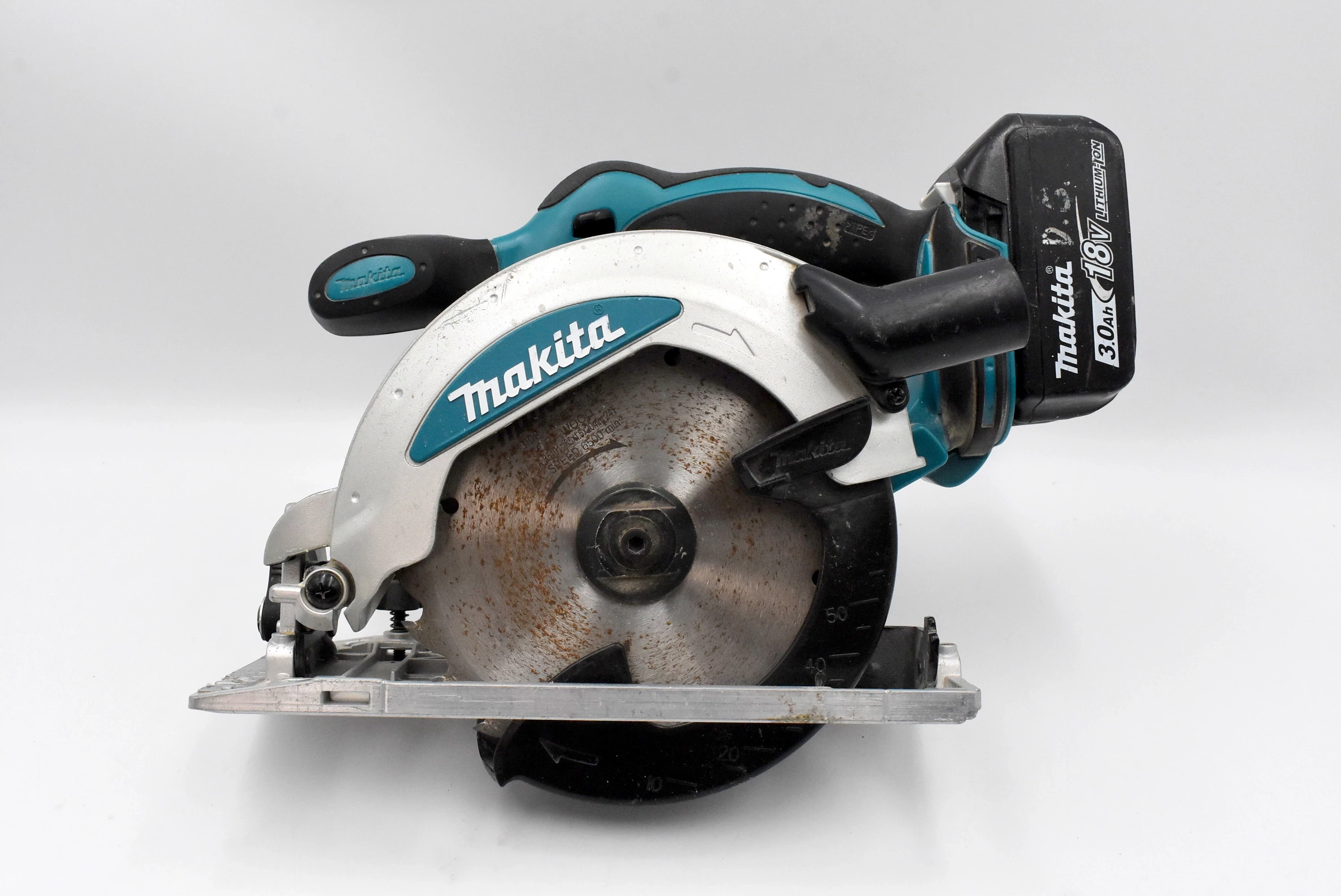 akumulatorowa-pilarka-tarczowa-makita-dss610-18v-165mm-30ah-os-piastowskie-74a-poznan