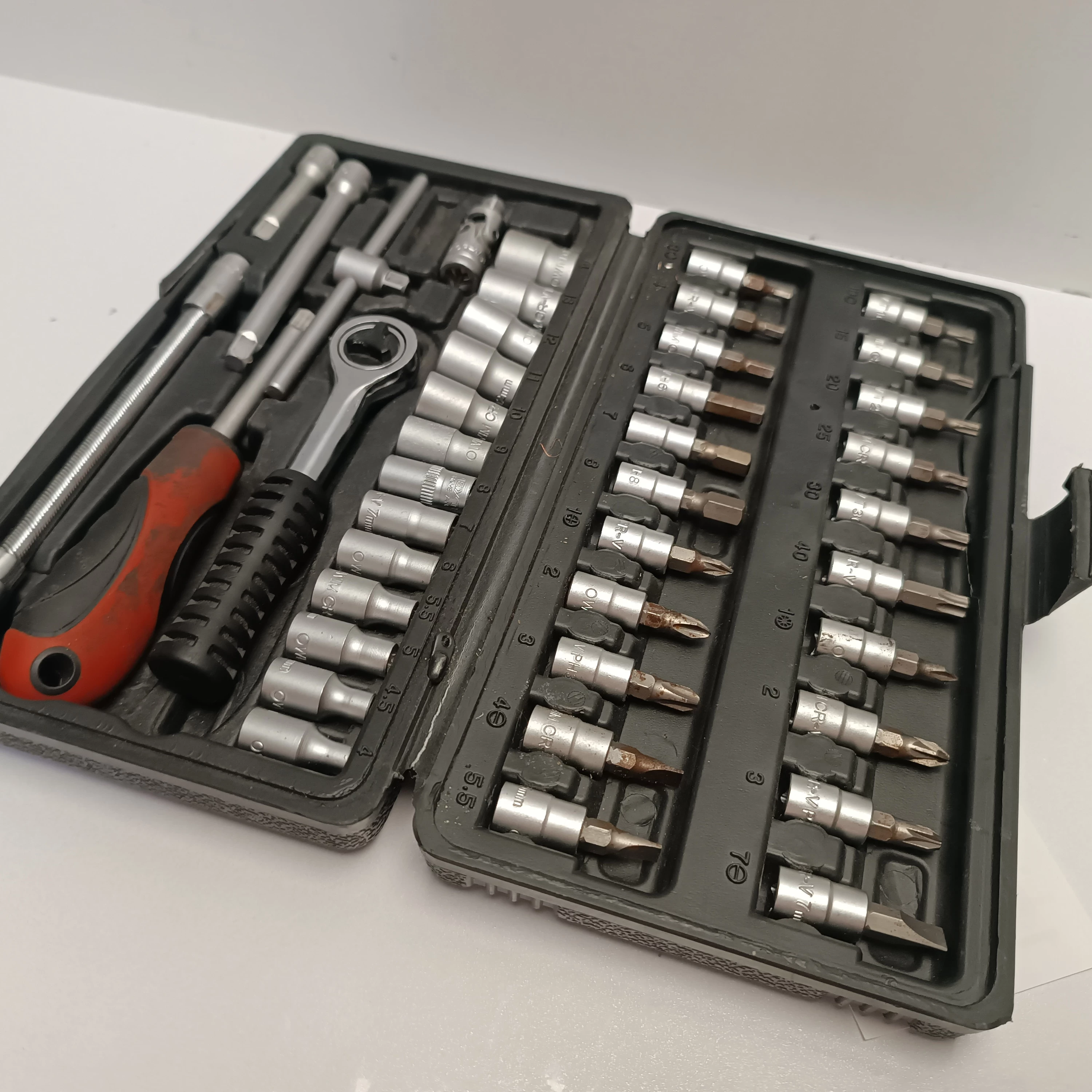 zestwa-kluczy-nasadkowych-z-grzechotka-ean-gtin-5905280383605