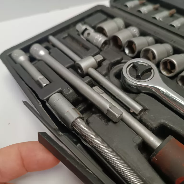 zestwa-kluczy-nasadkowych-z-grzechotka-liczba-elementow-w-zestawie-46