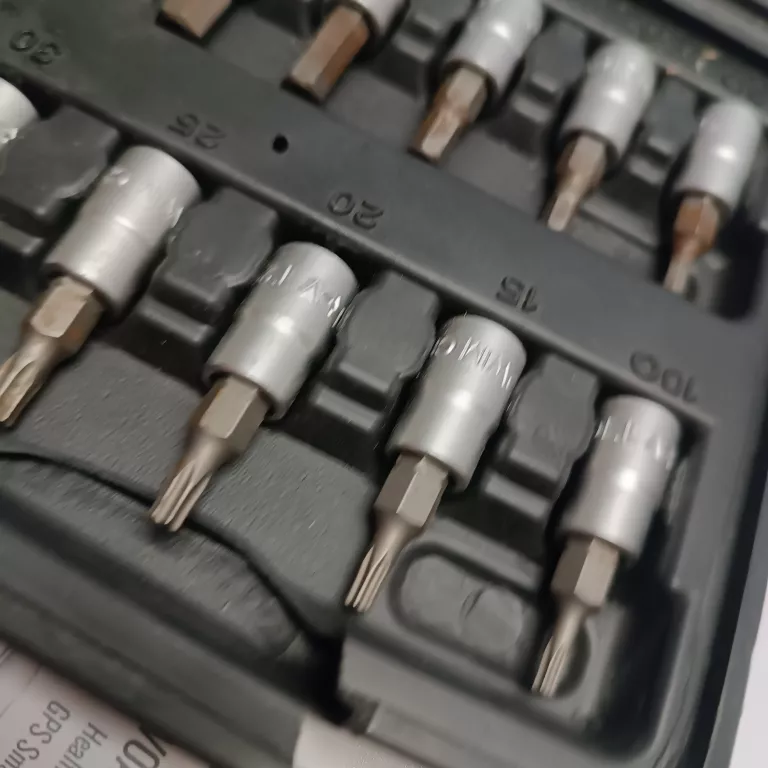 zestwa-kluczy-nasadkowych-z-grzechotka-kod-producenta-2762