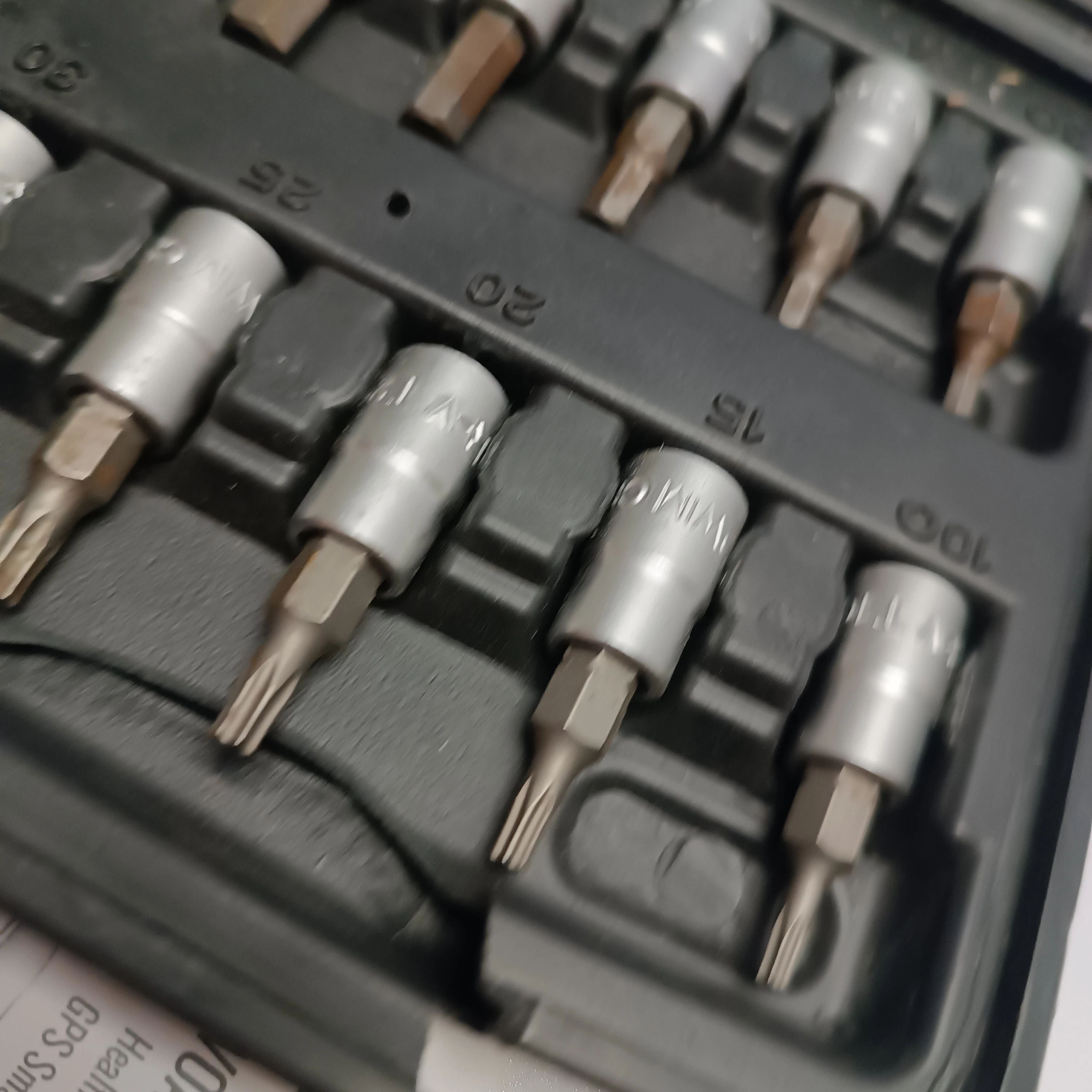 zestwa-kluczy-nasadkowych-z-grzechotka-marka-248811-2046499