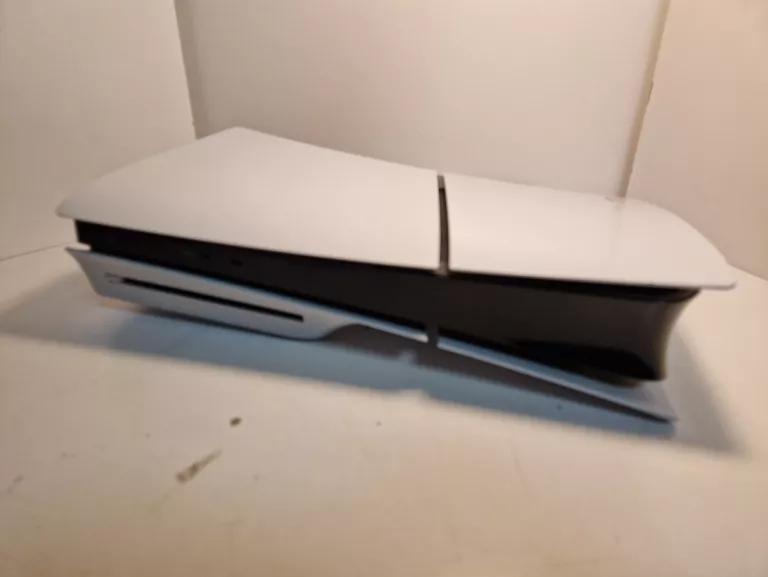 konsola-ps5-slim-z-napedem-dwa-pady-dwie-gry-producent-248914-1705040