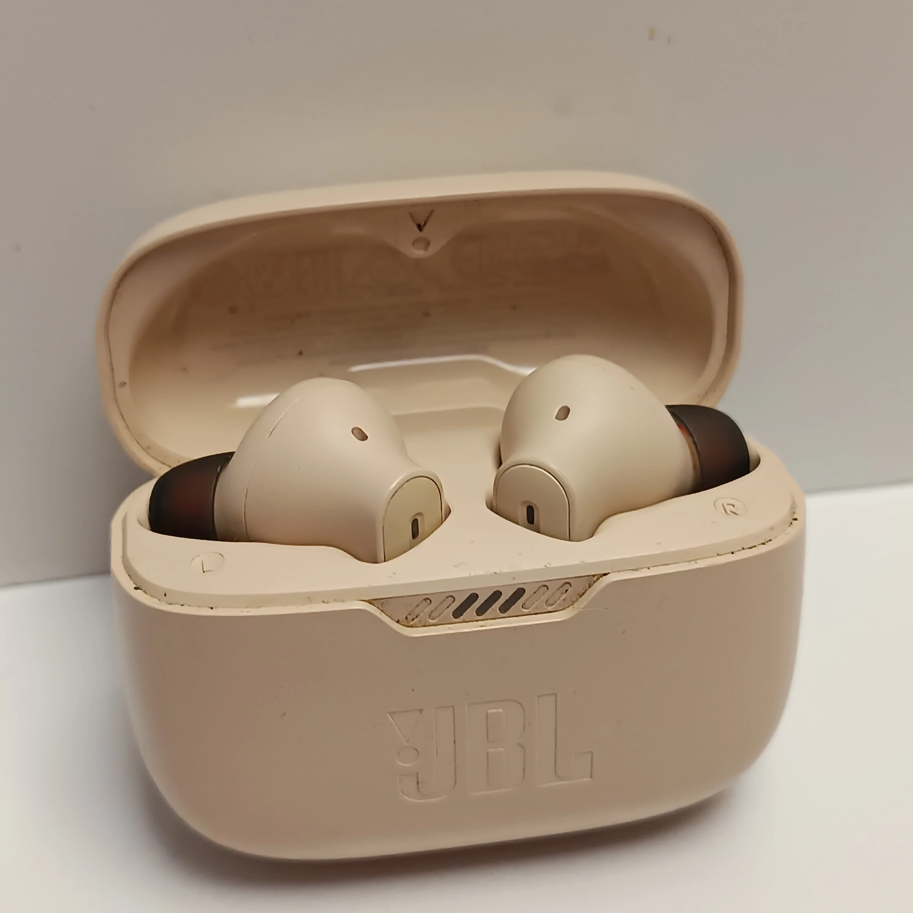 sluchawki-jbl-vibe-beam-stan-11323-2