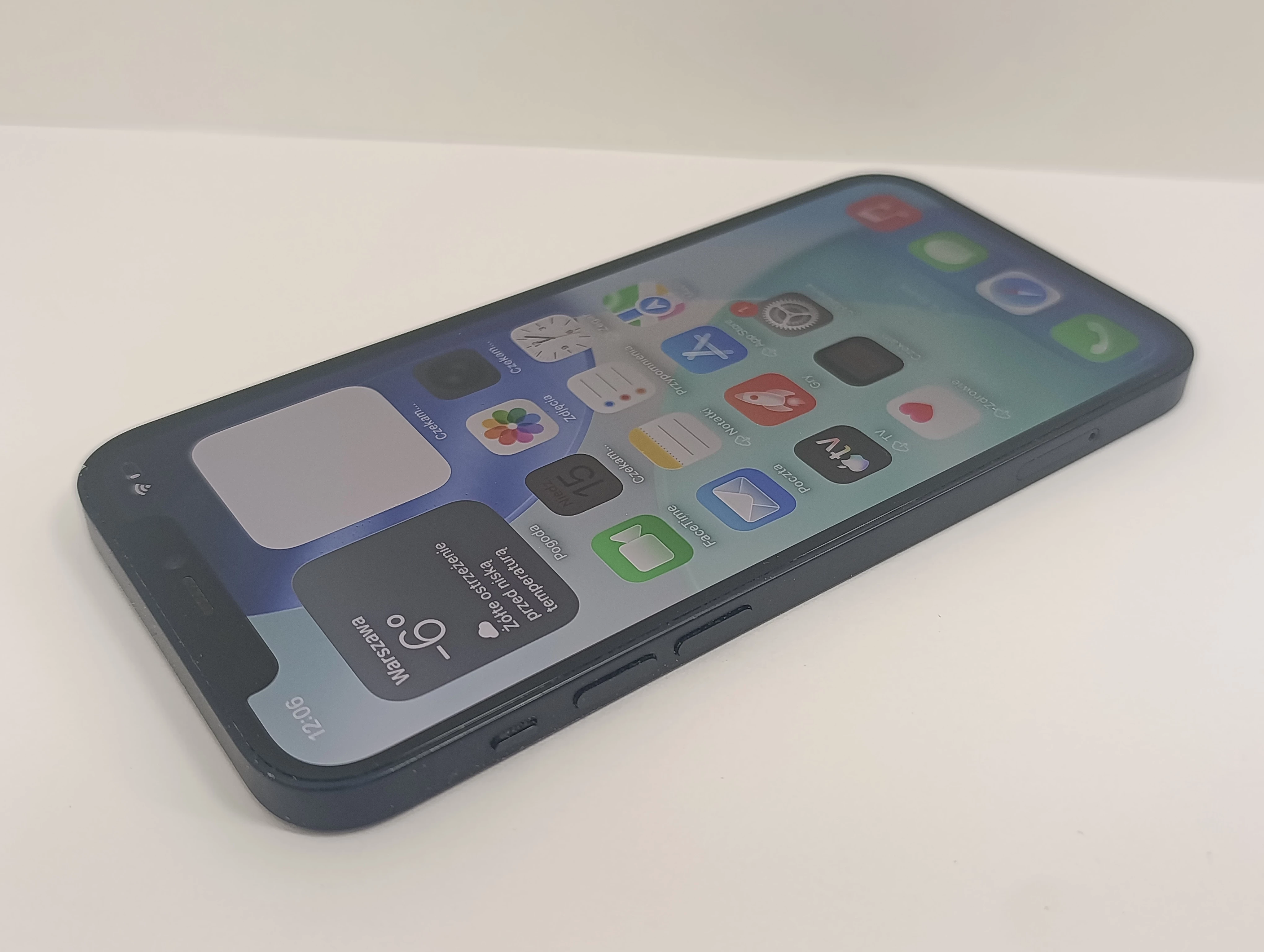 telefon-iphone-12-przekatna-ekranu-610