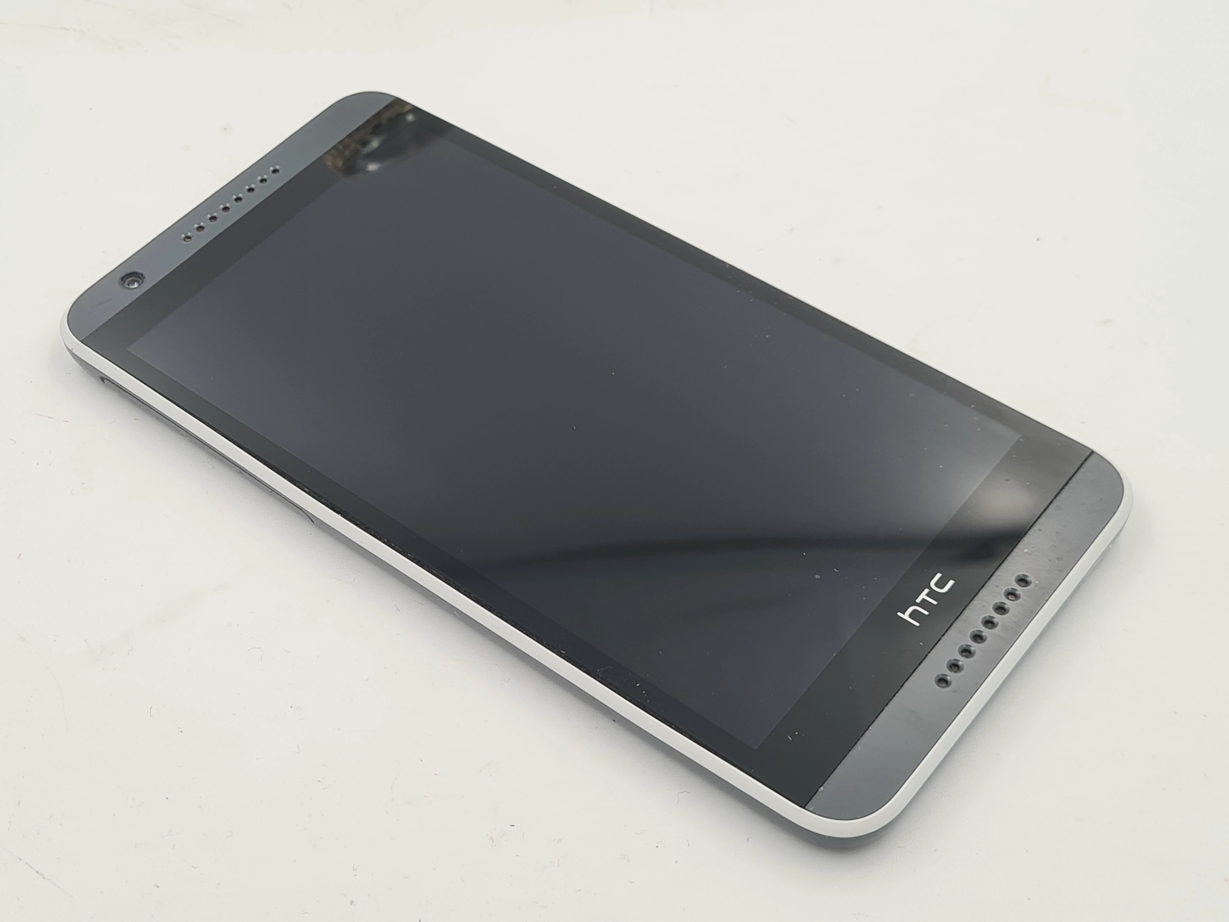 telefon-htc-desire-820-stan-11323-2