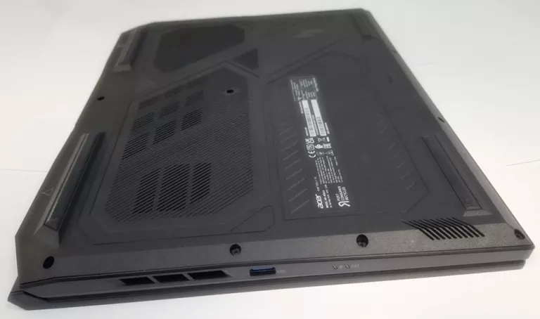 laptop-acer-nitro-v-16-n24c4-16475gb-komplet-at-opis-przekatna-ekranu-1600