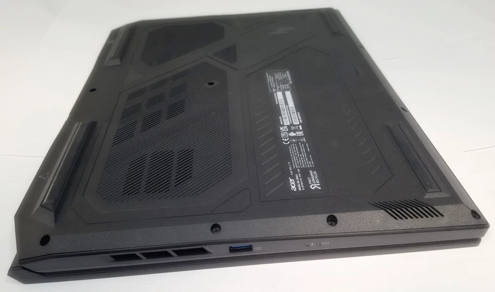 laptop-acer-nitro-v-16-n24c4-16475gb-komplet-at-opis-przekatna-ekranu-1600