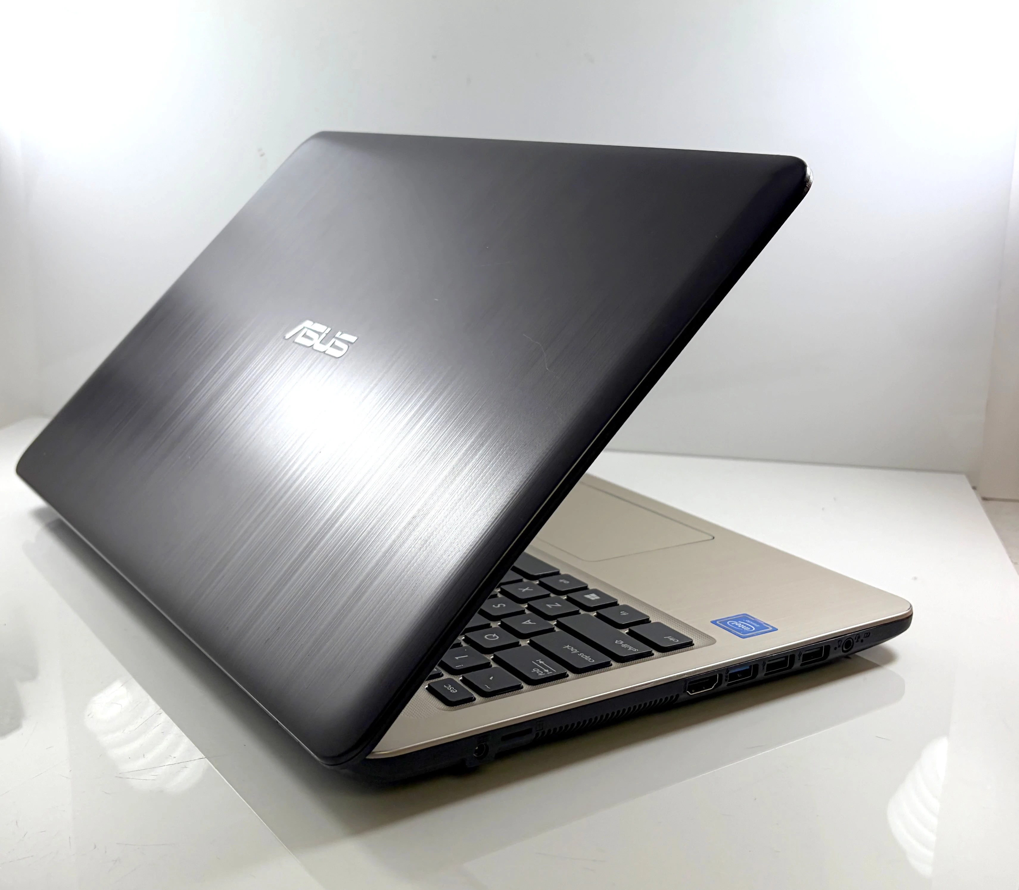 lekki-laptop-asus-x540na-4gb256gb-intel-celeron-n3350-kod-producenta-x540ma-f543ma