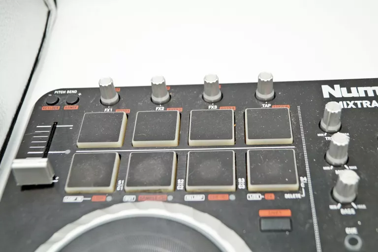 numark-mixtrack-pro-ii-usb-dj-controller-liczba-kanalow-1