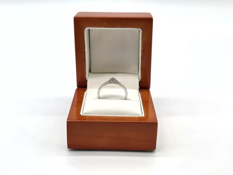 pierscionek-biale-zloto-z-diamentami-012ct-585-14k-r19-193g-ean-gtin-059033614876