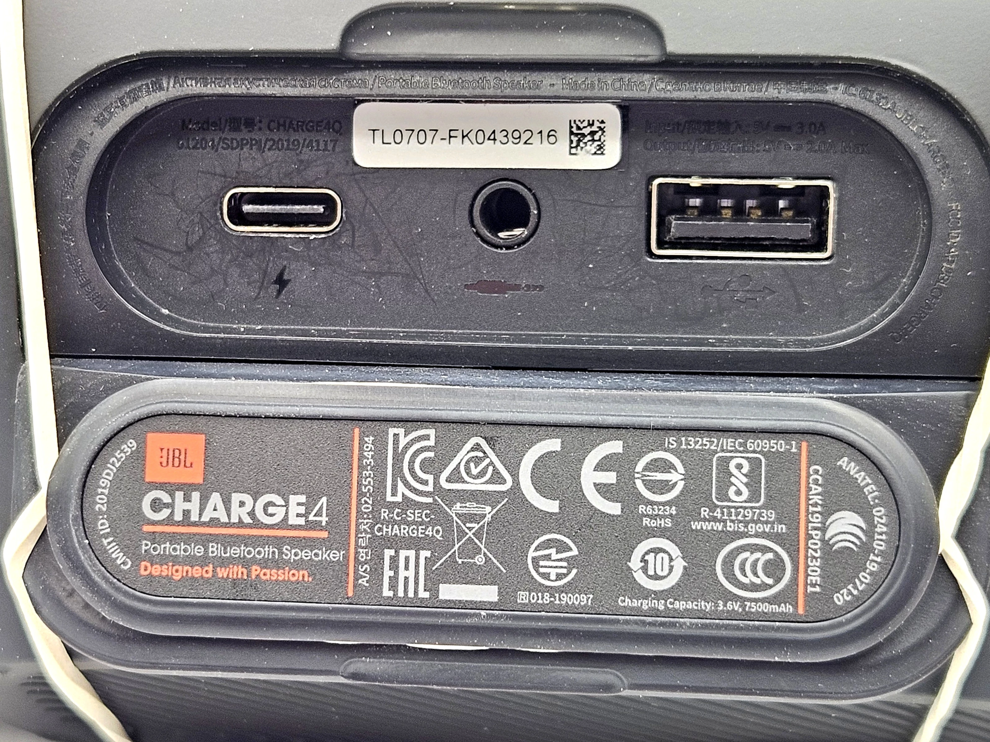 glosnik-przenosny-jbl-charge-4-czarny-kod-producenta-jblcharge4blk