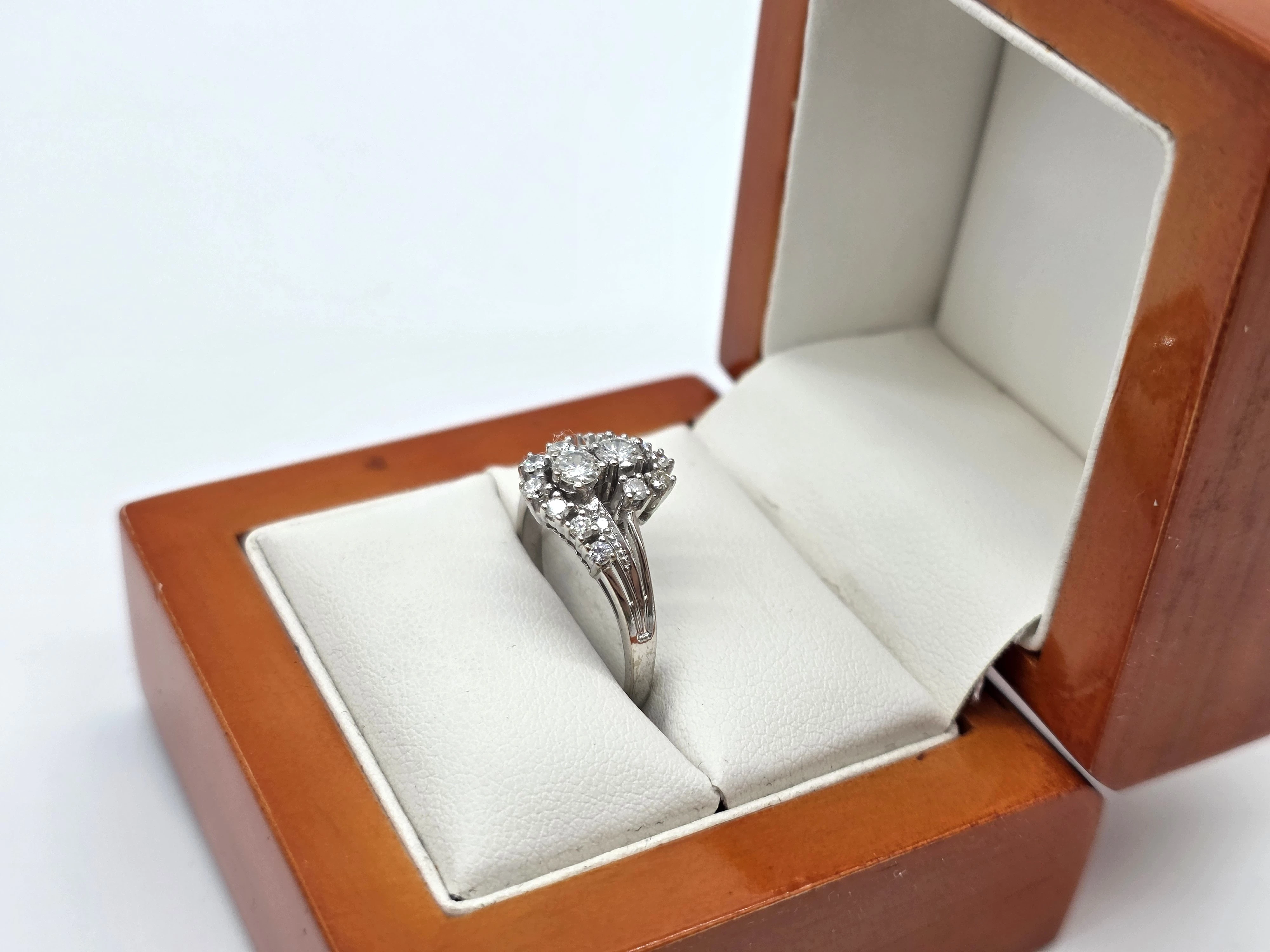 pierscionek-biale-zloto-z-brylantamni-072ct-585-14k-r19-426g-kamien-17088-8